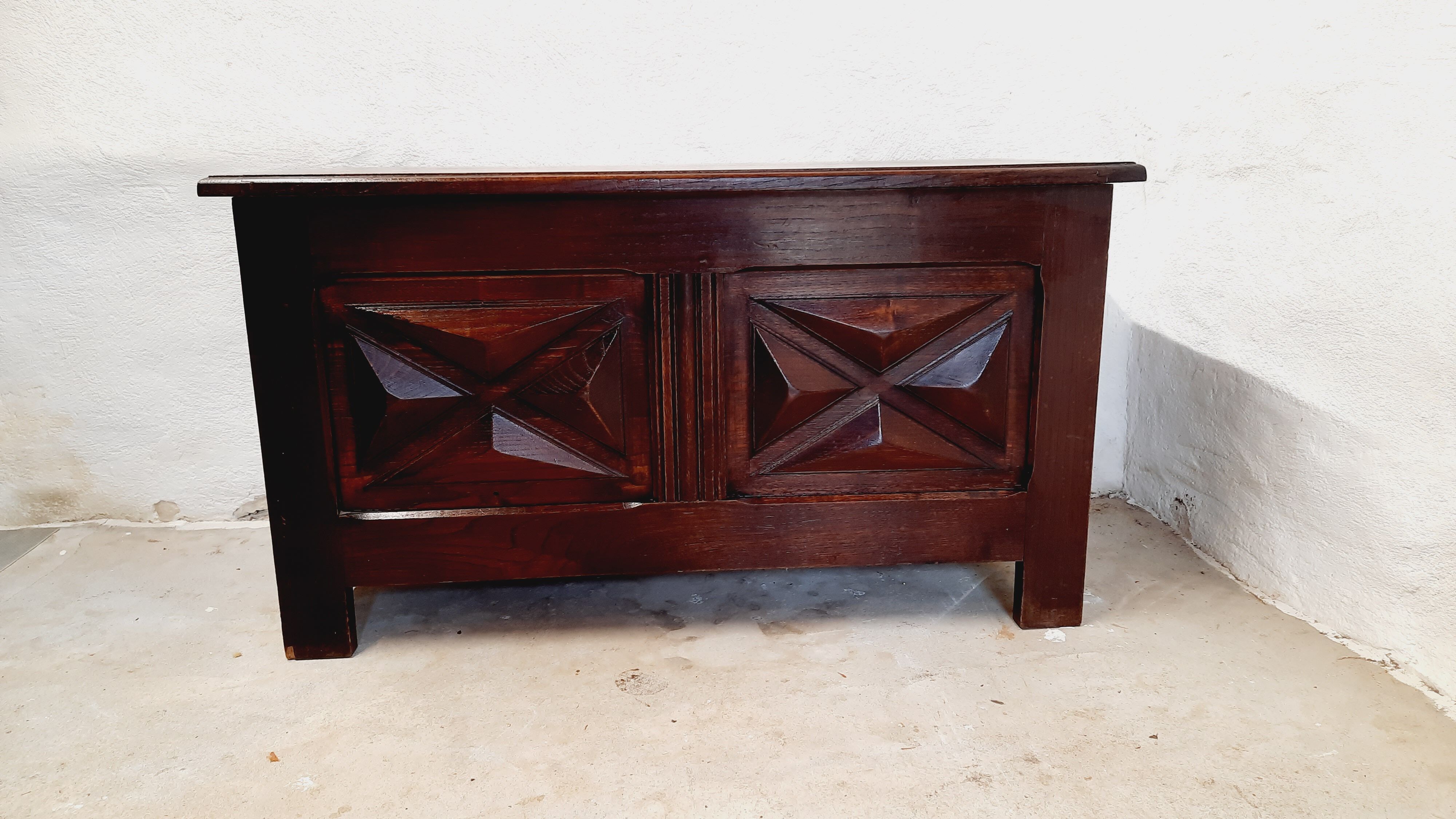 Diamond tips chest bench