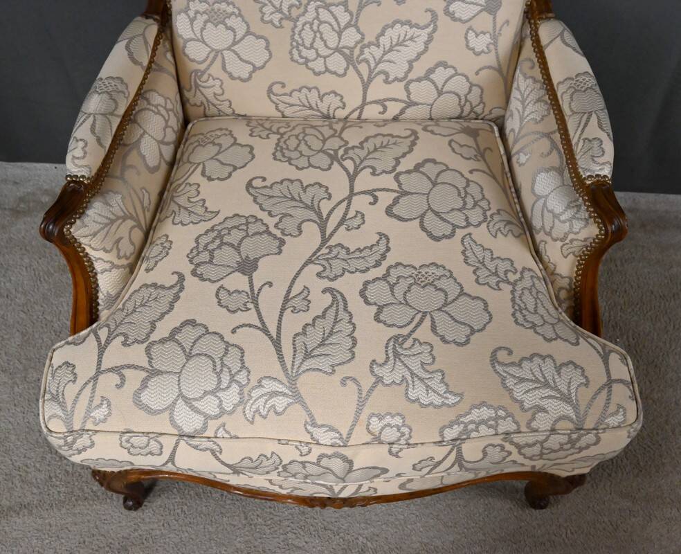 Queen's bergère in carved beech, Louis XV period – mid 18th century
