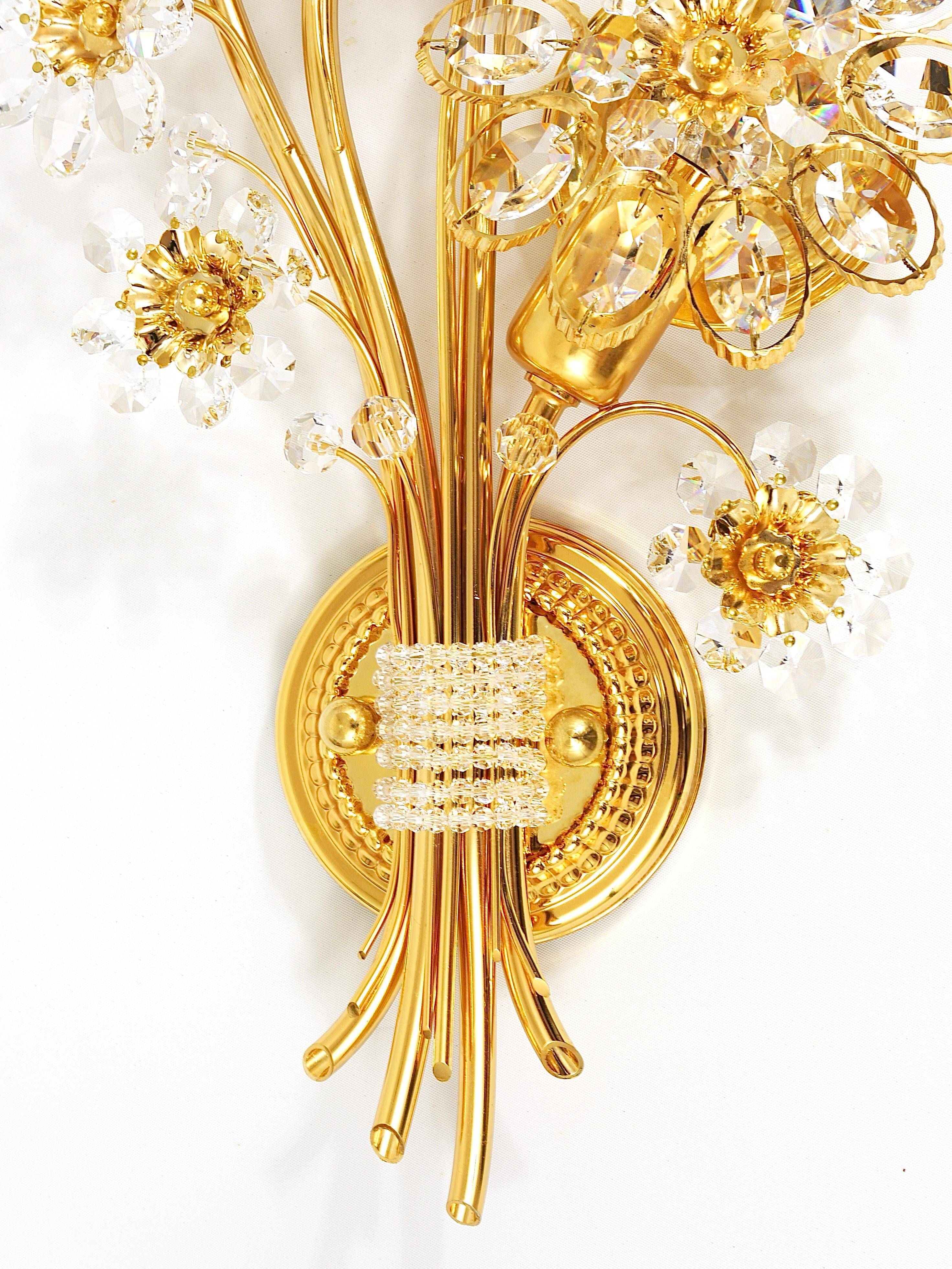 Large wall lamp in gilded brass, Palwa flowers by Ernst Palme, 1970s.