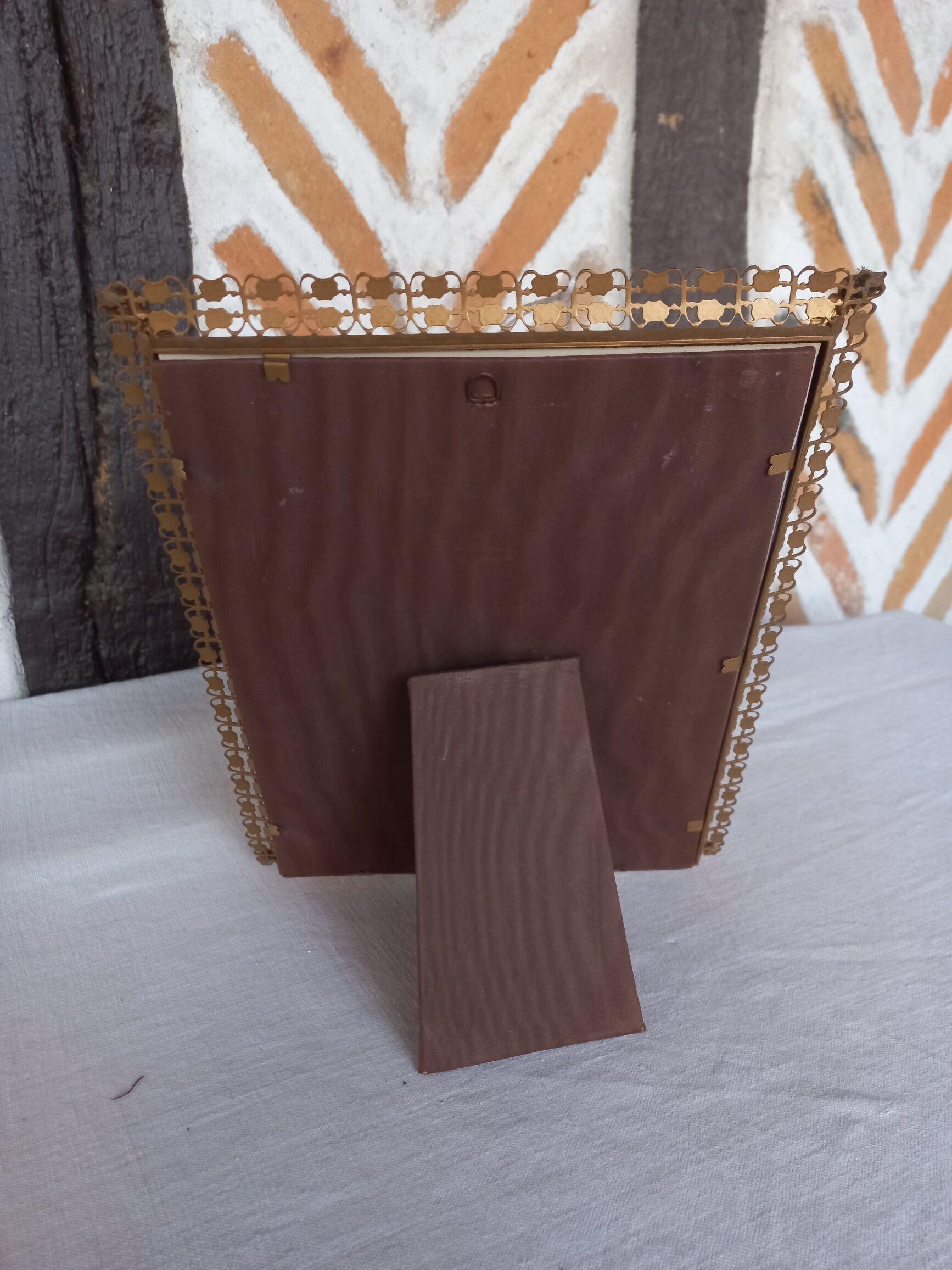 Chiseled gold pose photo frame