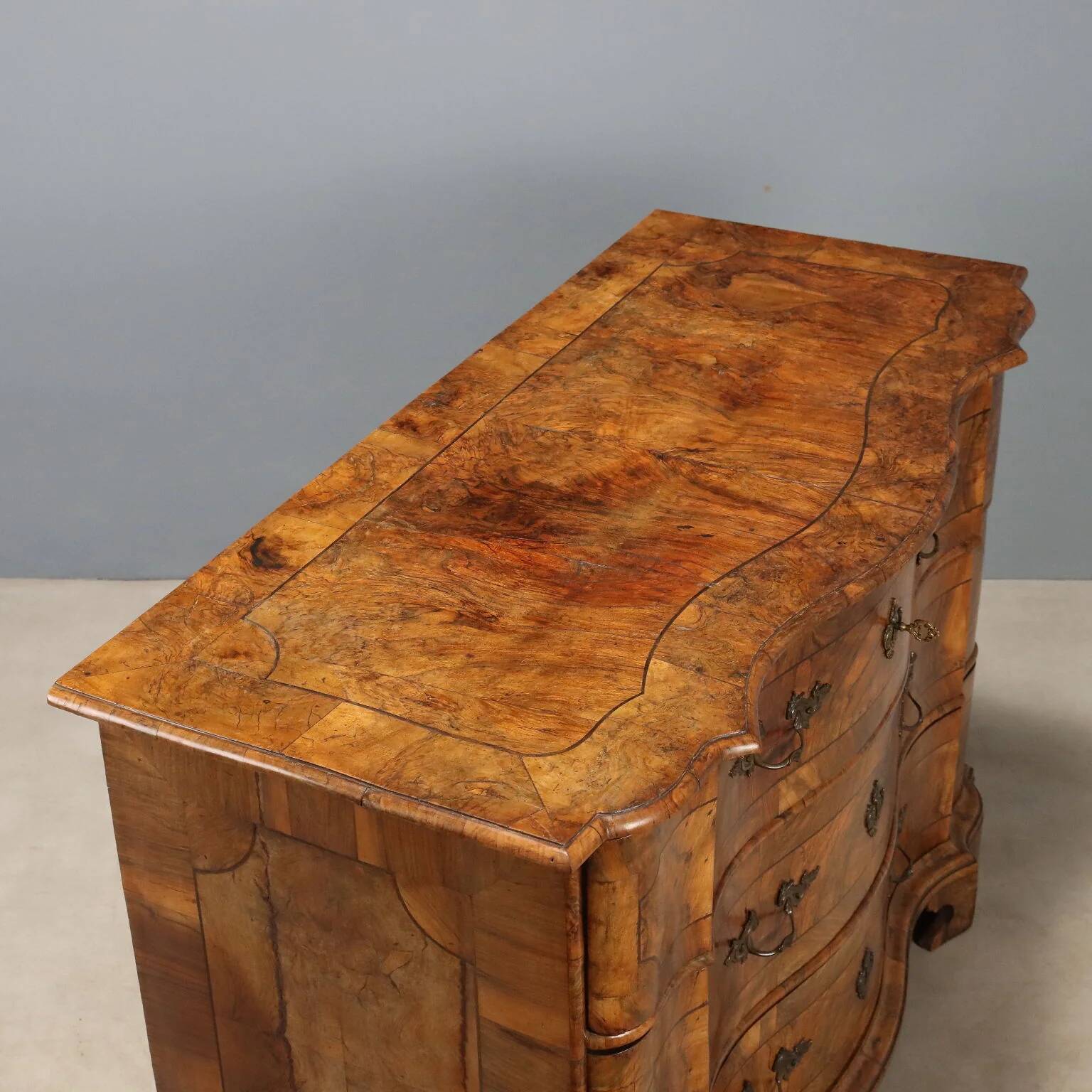 Canterano baroque en noyer et loupe de noyer