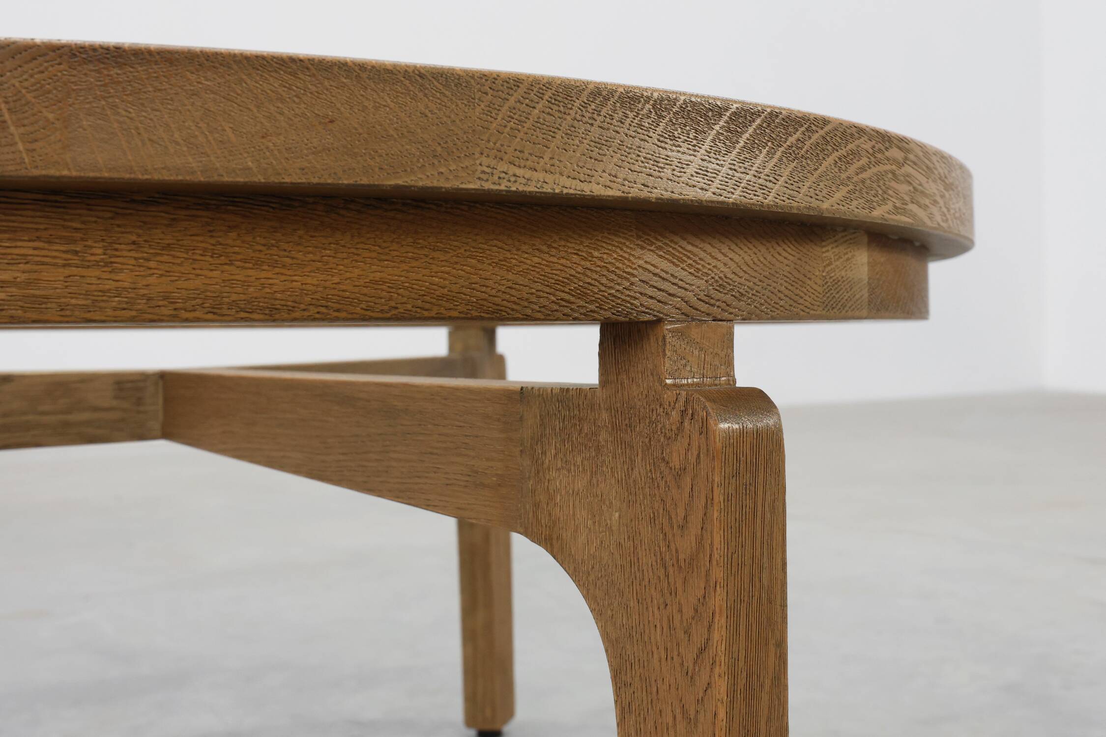 Table basse en bois de cèdre et verre, Italie fin du 20e siècle