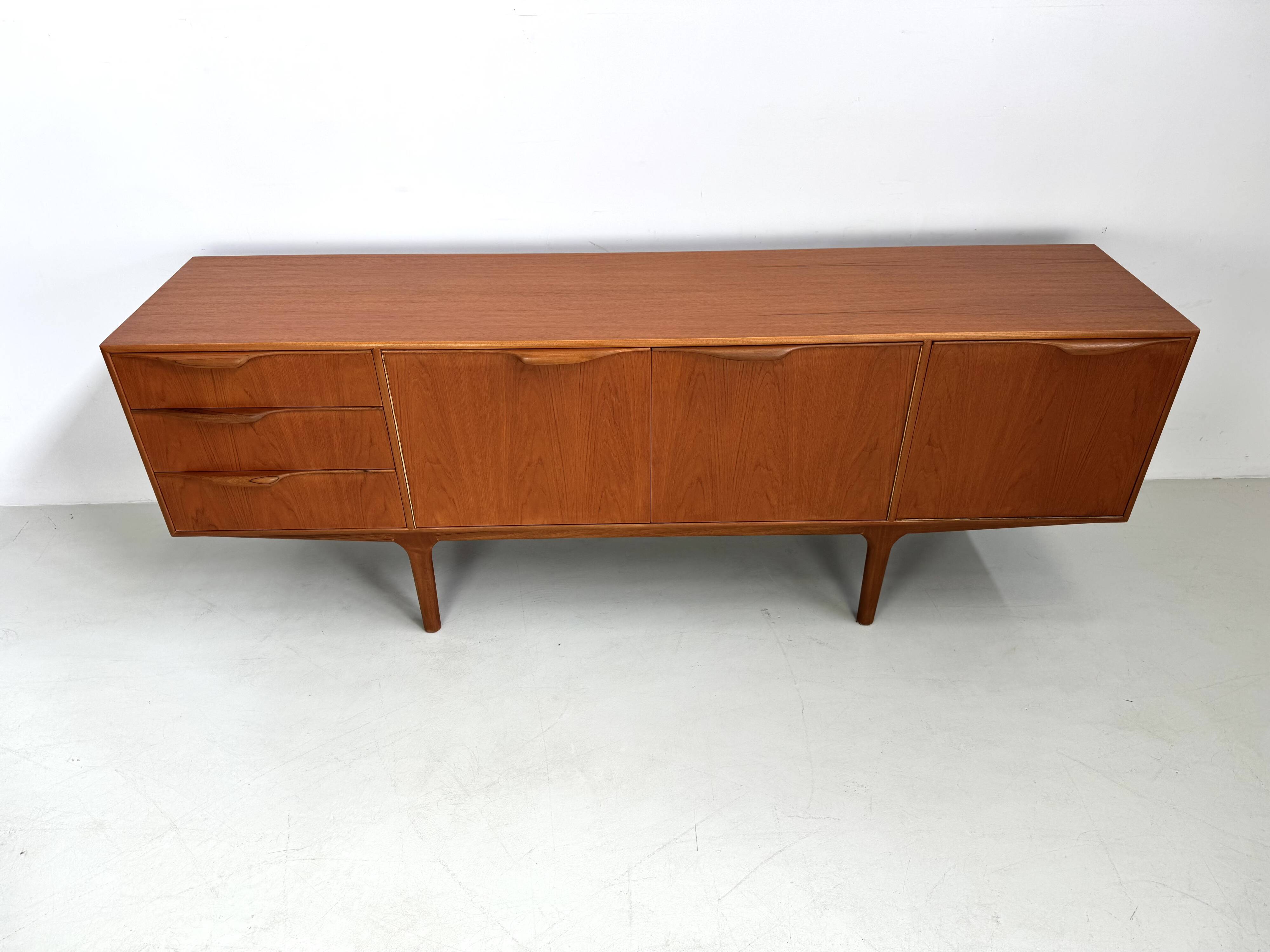 Buffet vintage par McIntosh, design de T. Robertson des années 1960.
