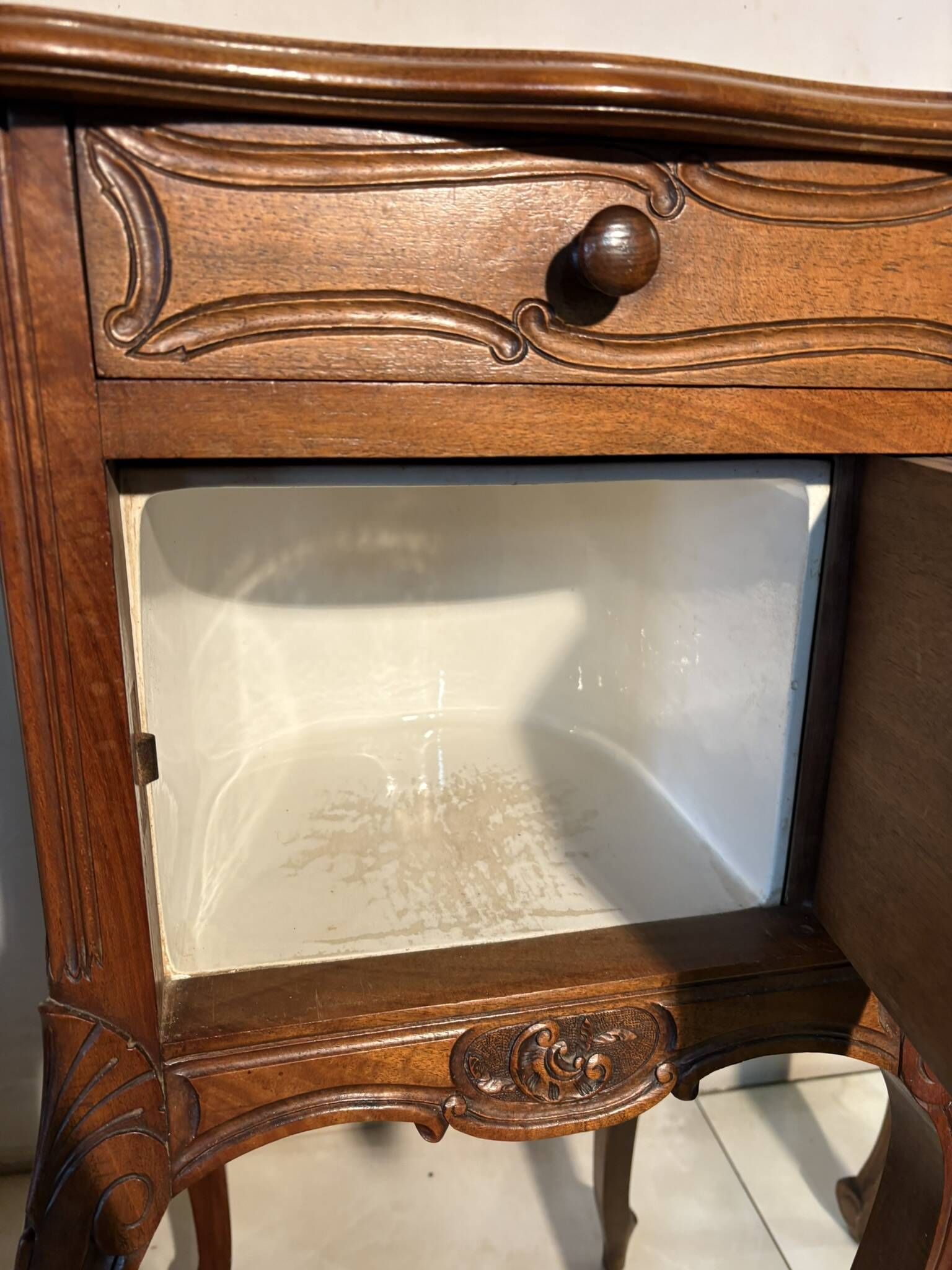 Pair of antique bedside tables with marble top and ceramic niche