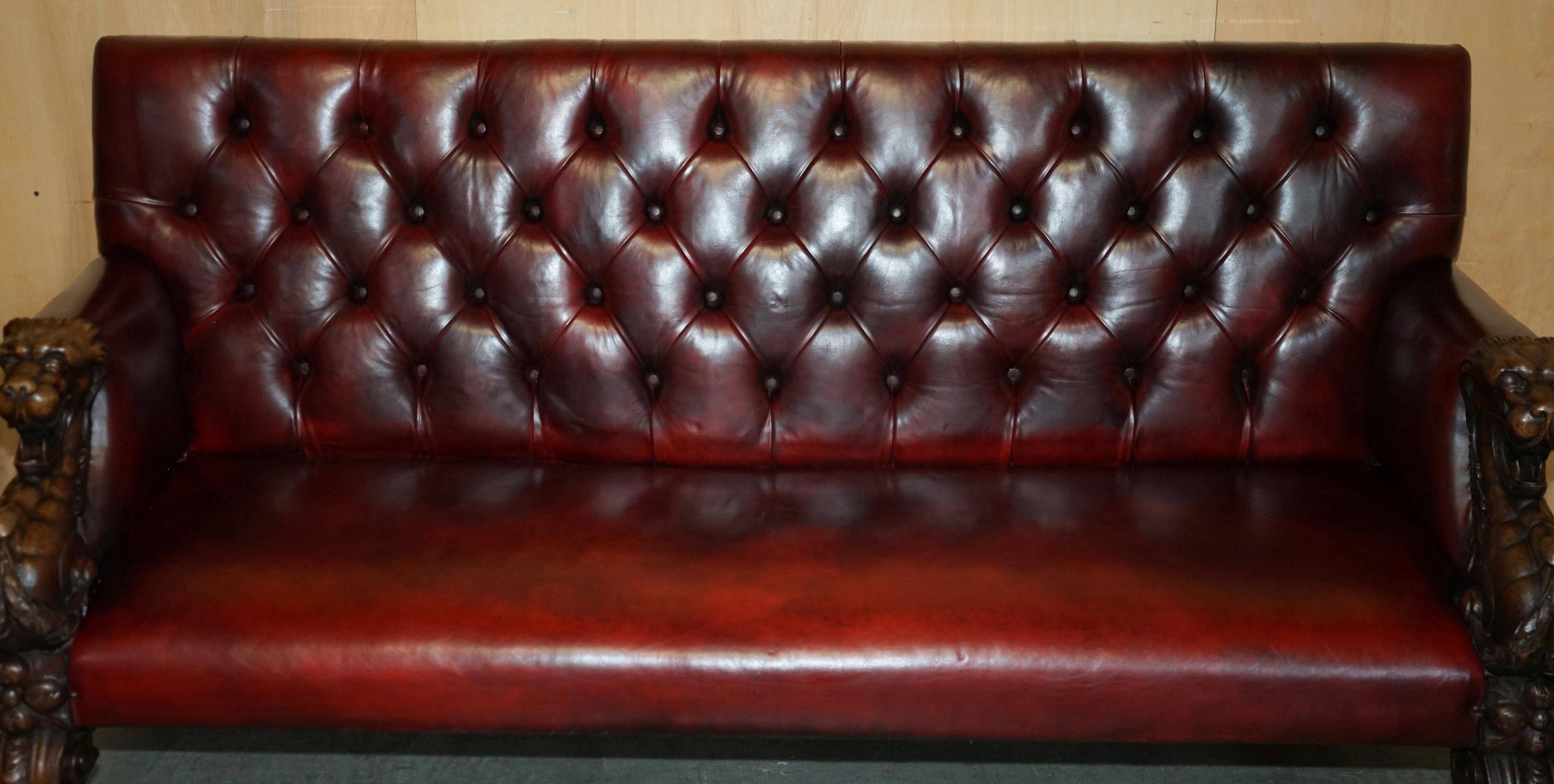 Canapé Chesterfield victorien en cuir avec têtes de lion sculptées