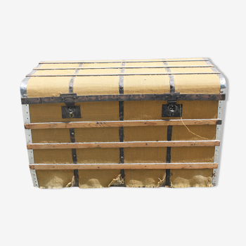 Large trunk made of wood, aluminum and upholstered fabric