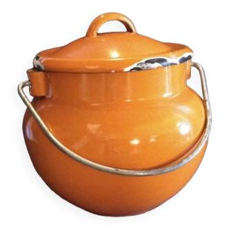 Cooking pot in orange enamelled sheet