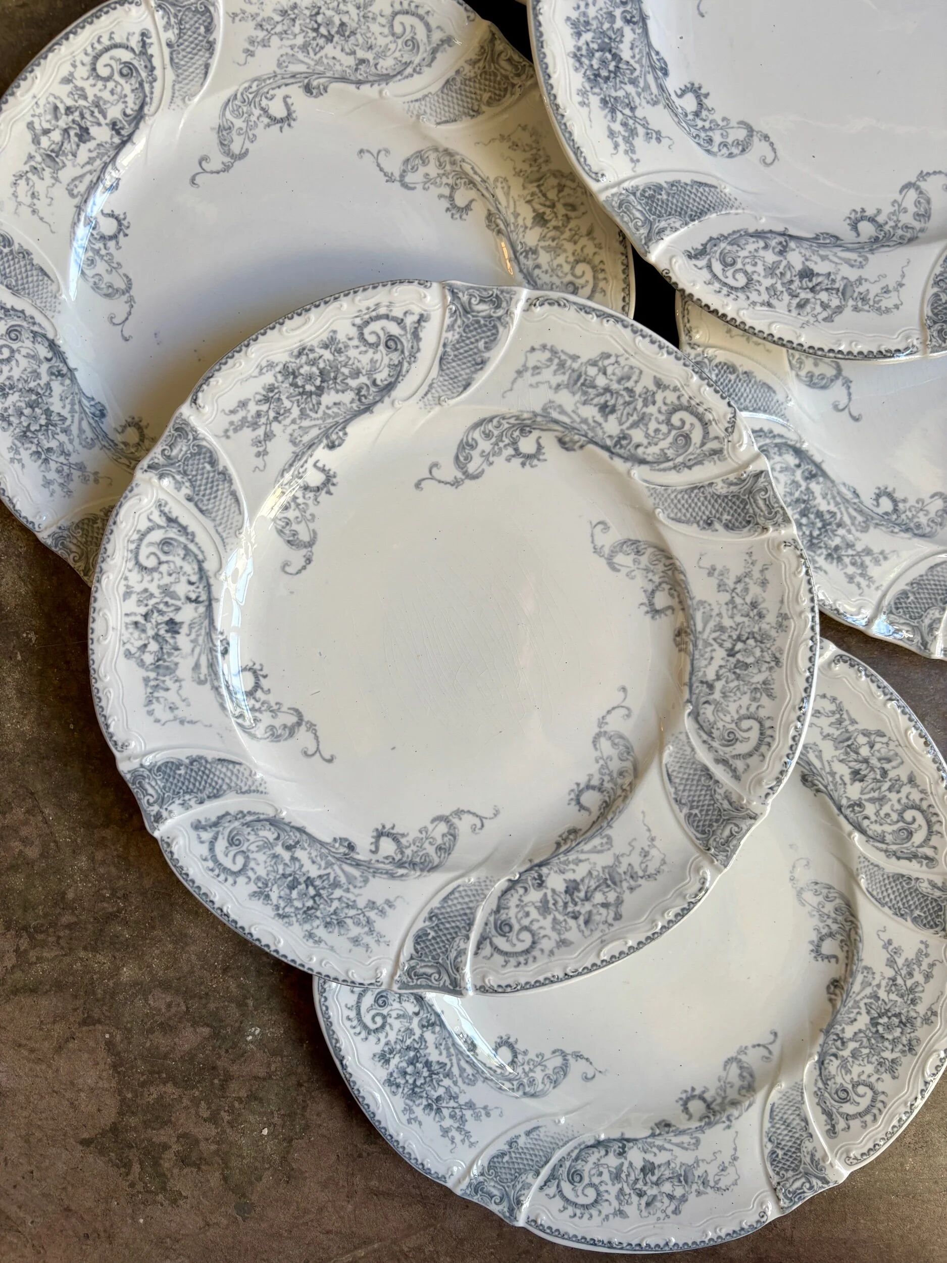 6 flat plates Longwy in white and grey ironstone, "Saint Cloud" service.