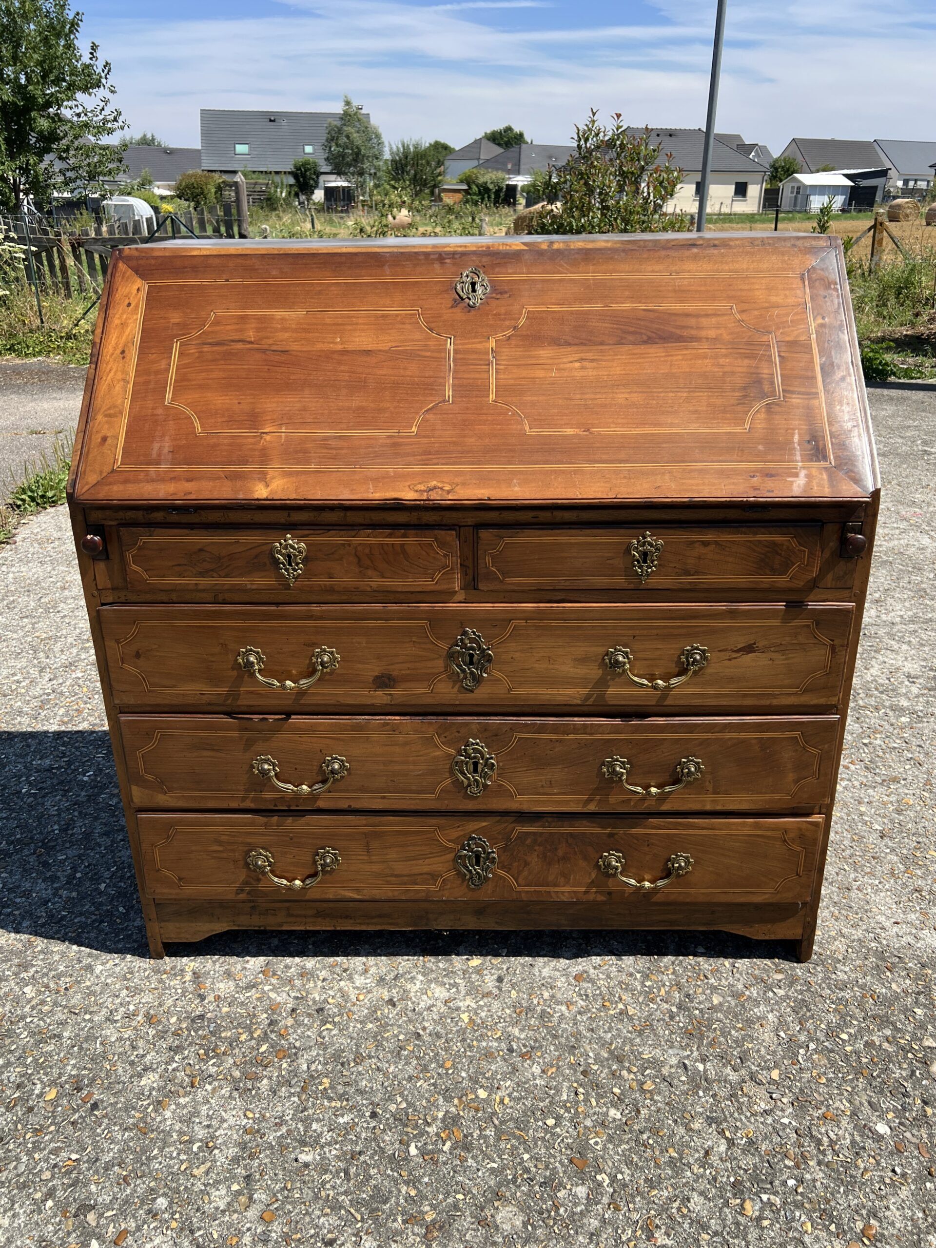 Writing cabinet, masterpiece of marquetry in solid cherry wood, late 18th, early 19th century.