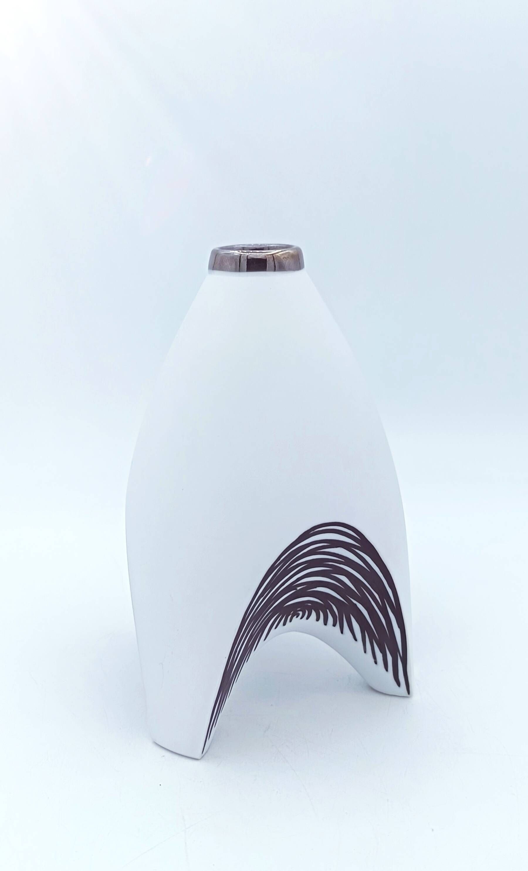 Sculptural ceramic vase by Alistair Danhieux – Saint-Amand-en-Puisaye