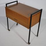 Commode à tiroirs en teck des années 1960 Boîte à couture à roulettes
