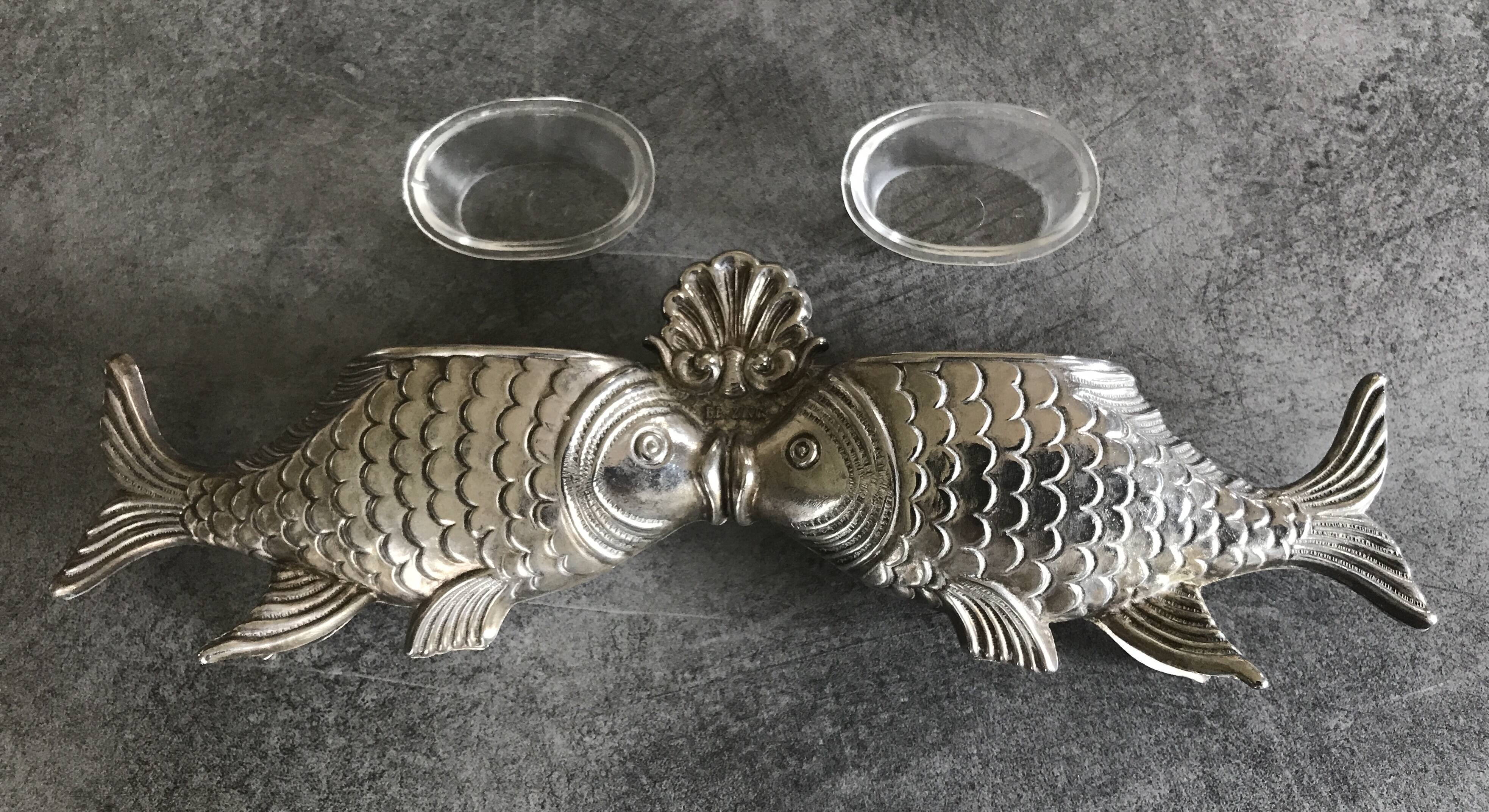 Salt and pepper shaker holder with a pair of fish in metal, Italian design