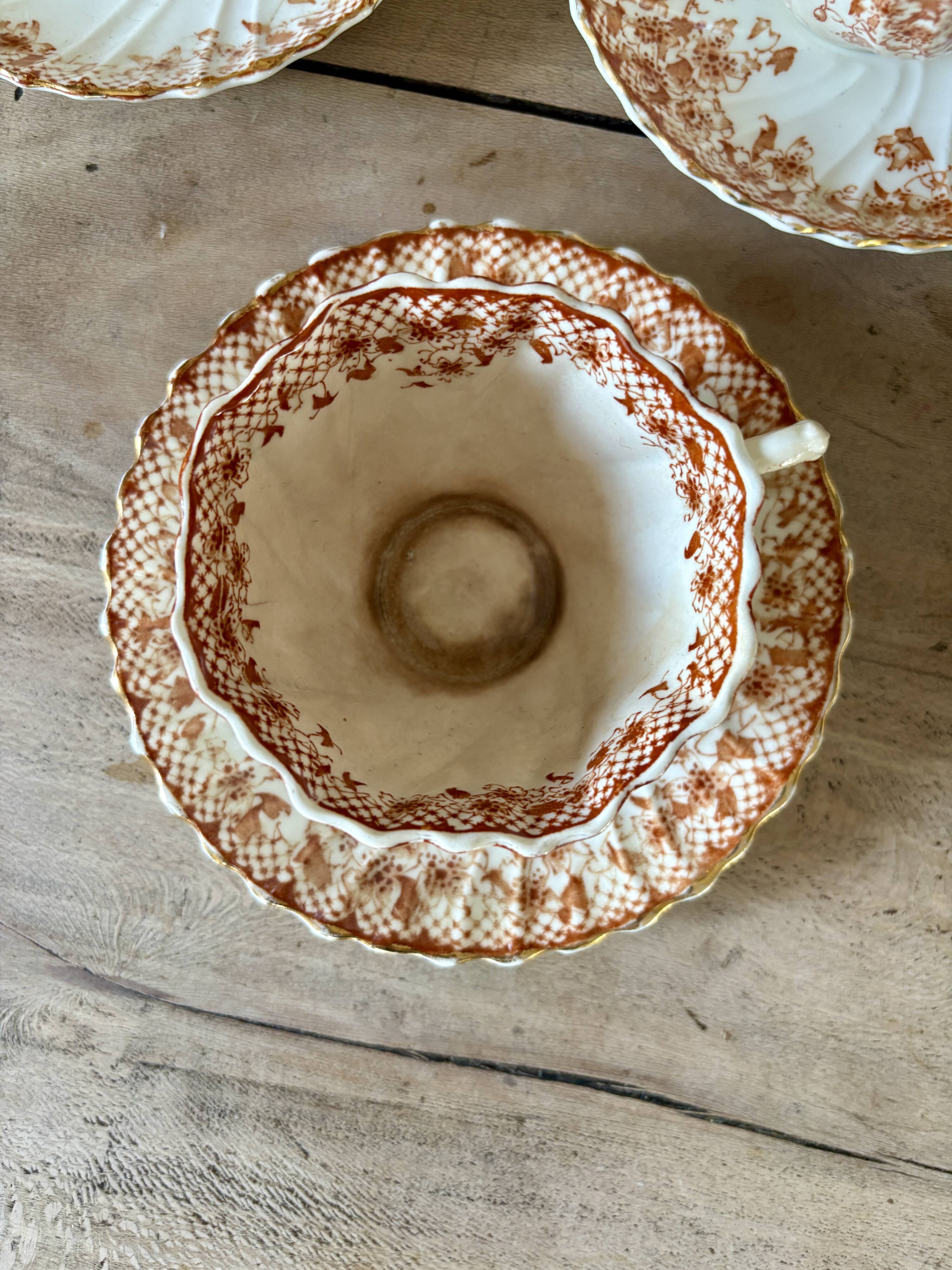 Lot de 9 tasses à thé ou café et le pot à lait en porcelaine fine Anglaise - Royal Albert