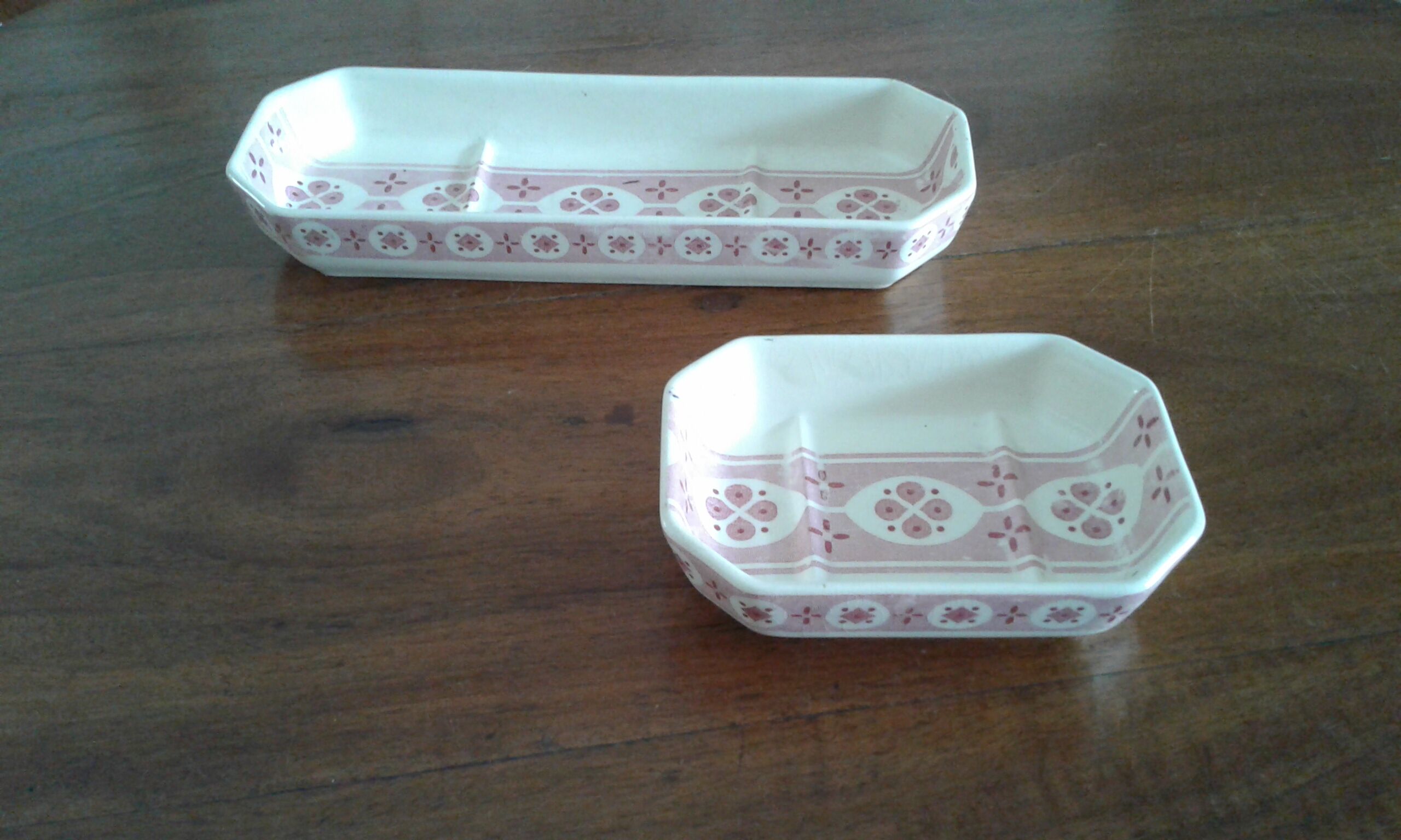 pair carries soap . faience sarreguemines