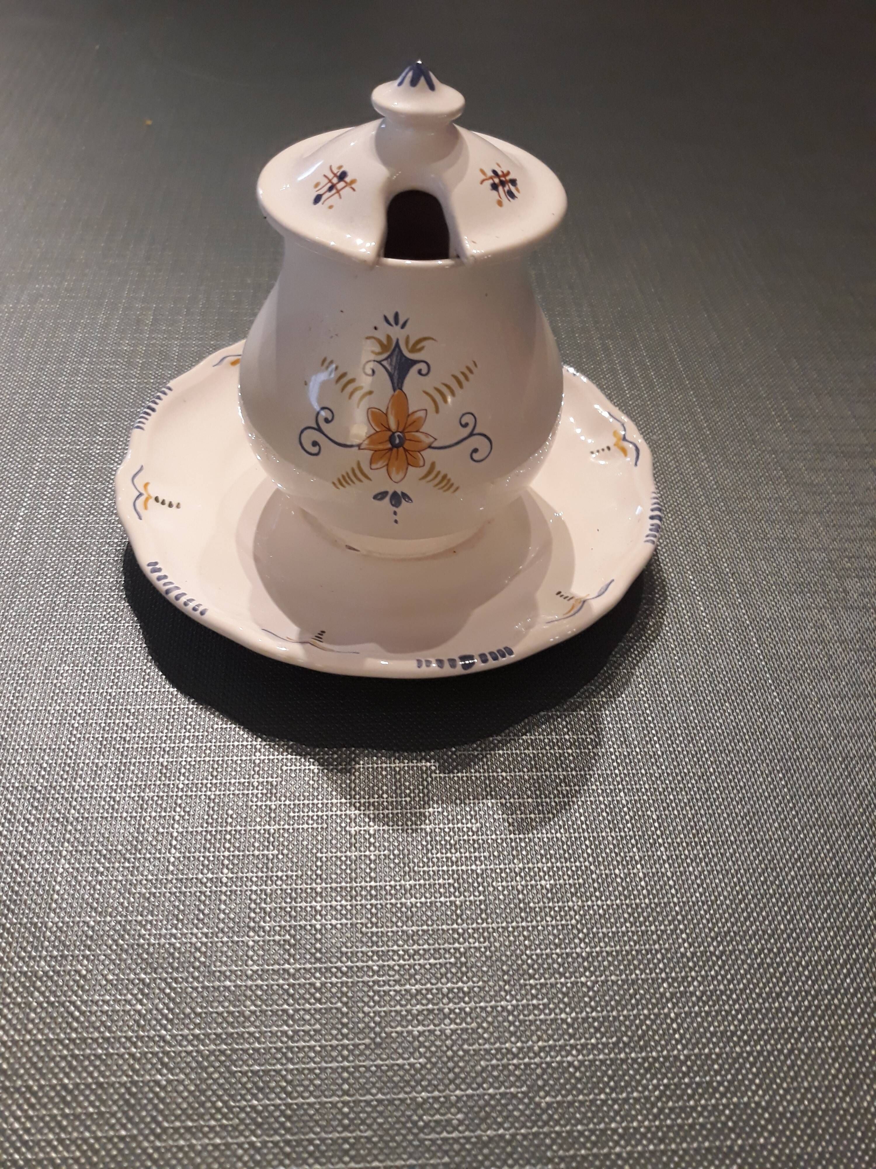 Innocenti mustard pot from Aubagne, handmade with a wooden spoon.