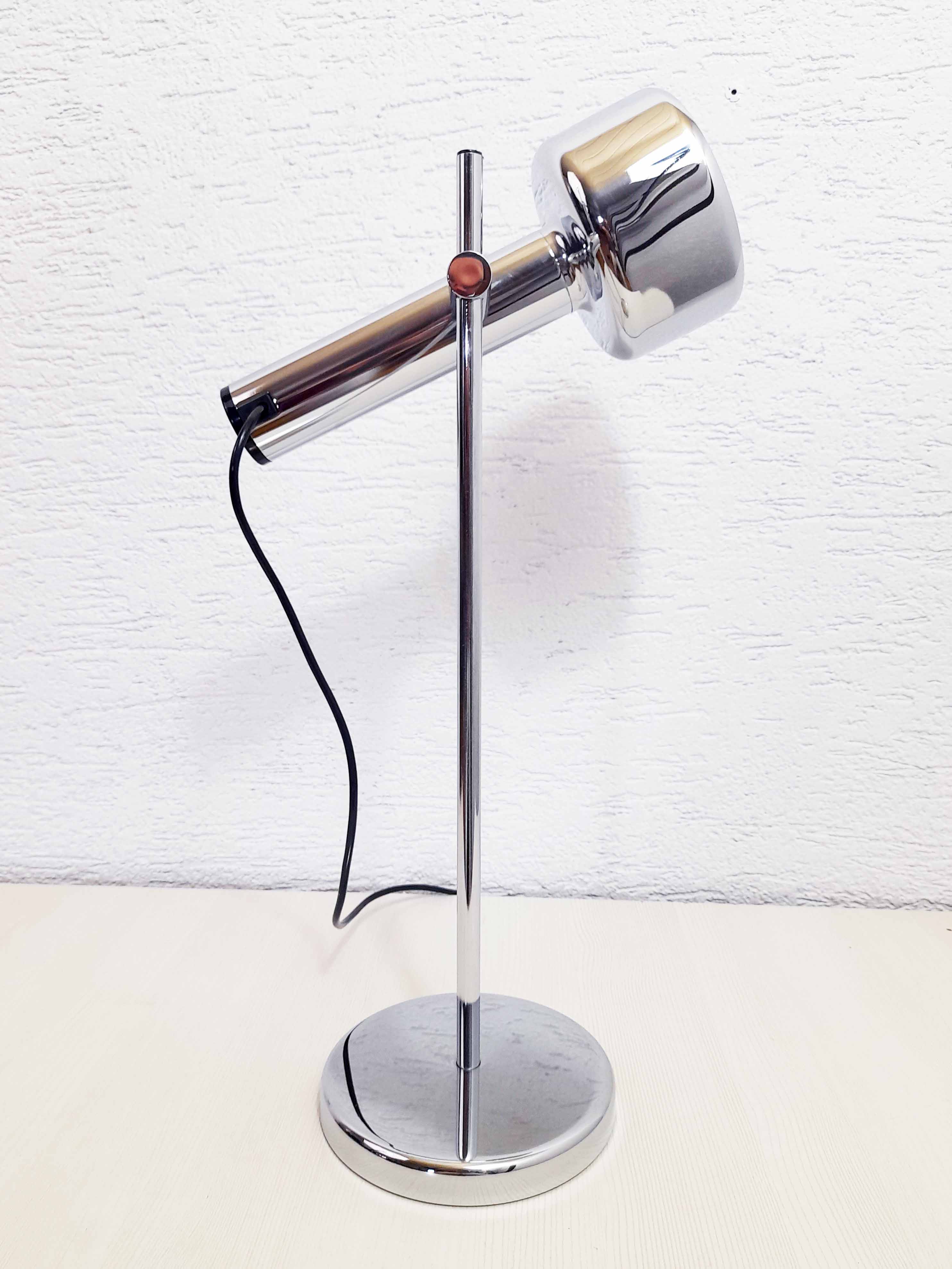 Lampe de bureau en métal chromé