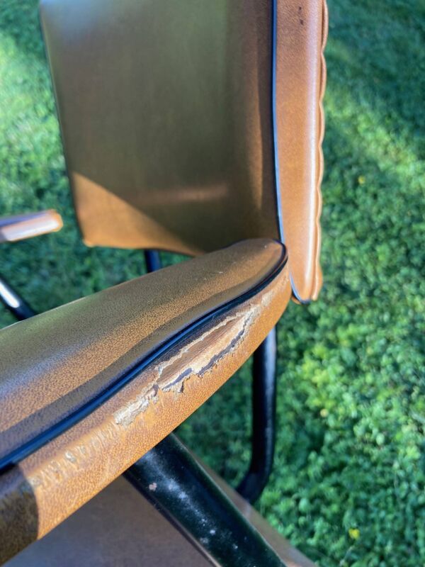 Rare fauteuil en skaï marron clair, de ''Colette Gueden'' , designer des années 50