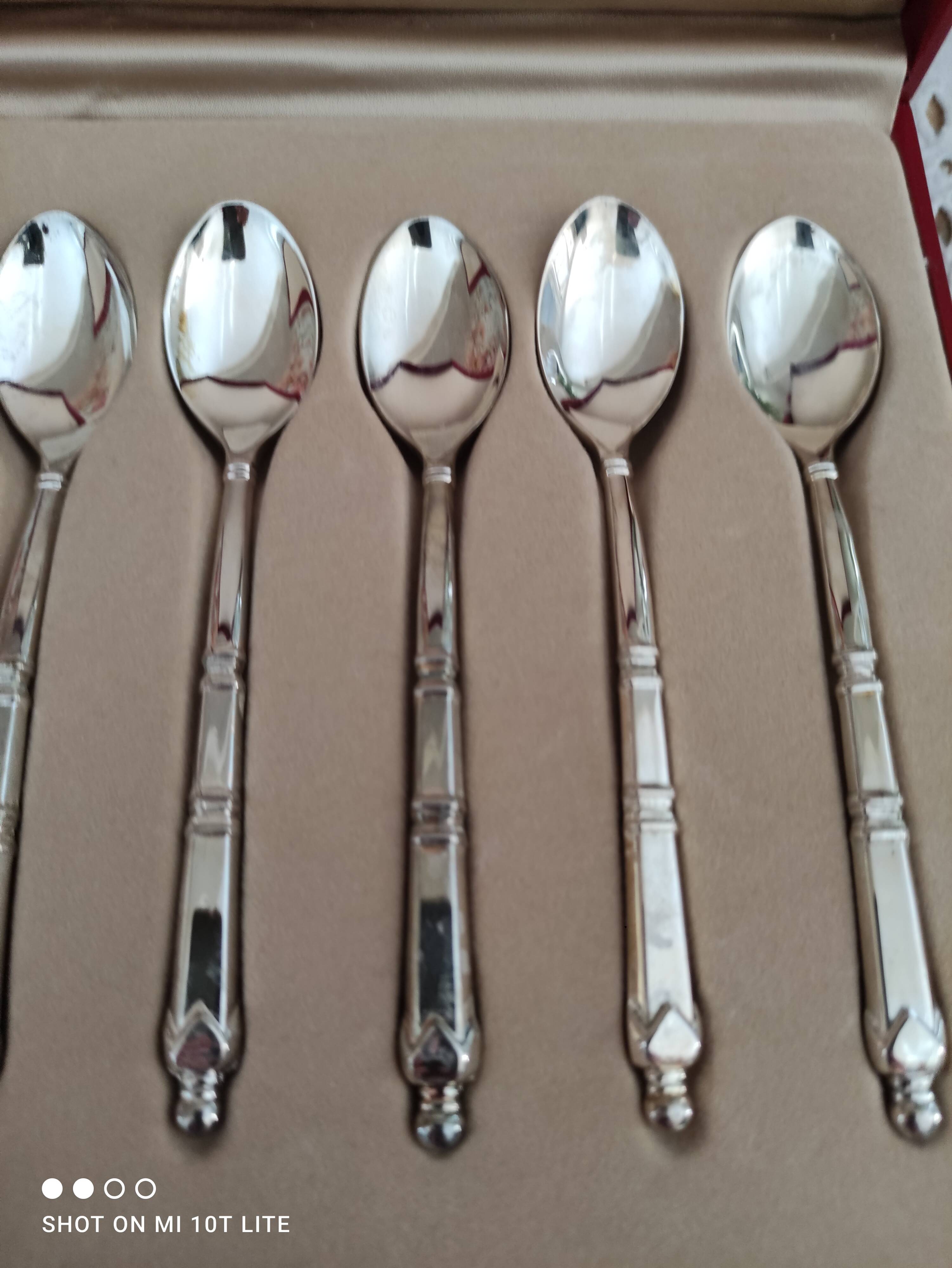 Lot de 6 cuillères à café en métal couleur argent dans leur coffret d'origine