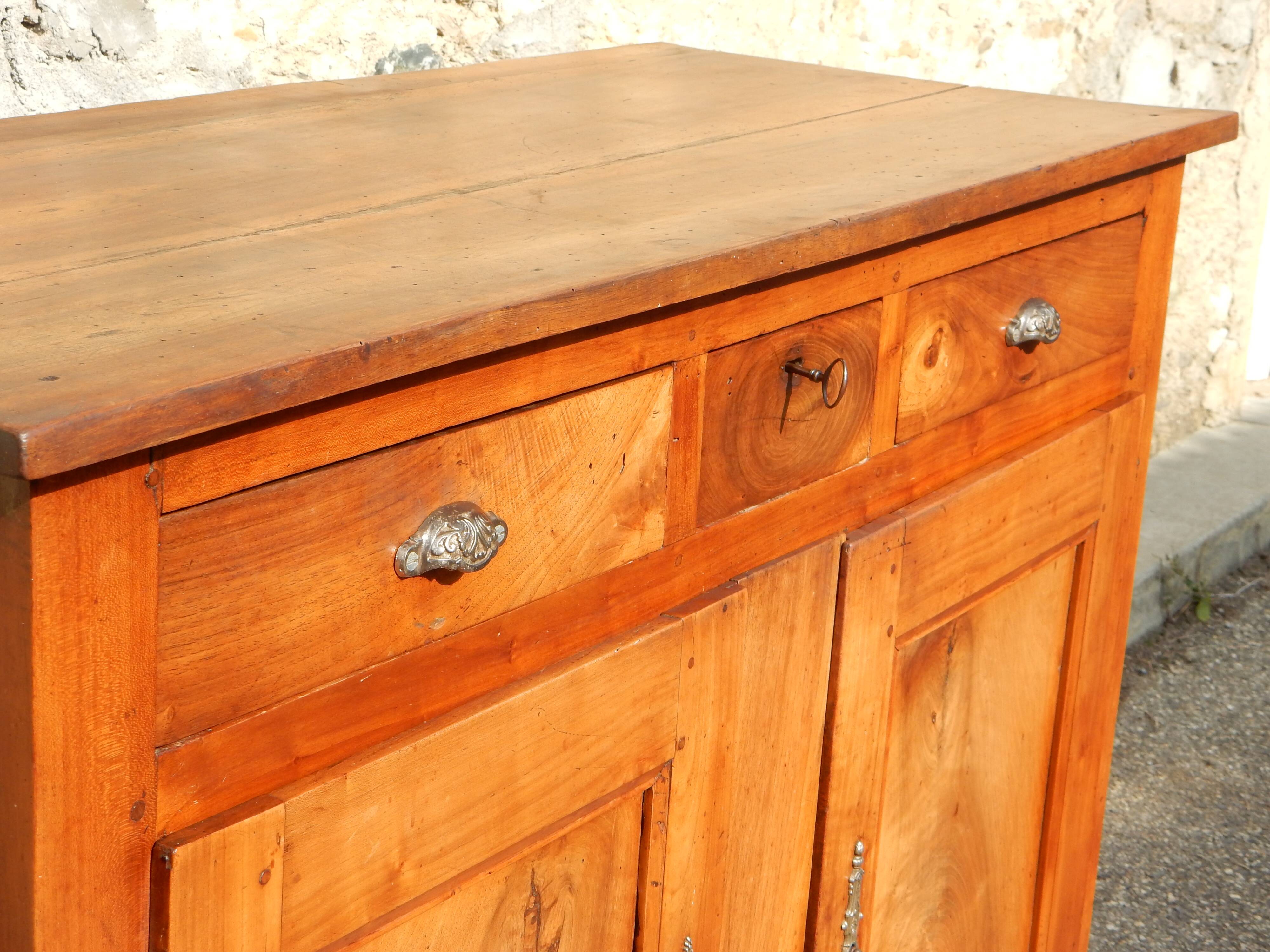 Ancien buffet de famille très élégant en noyer