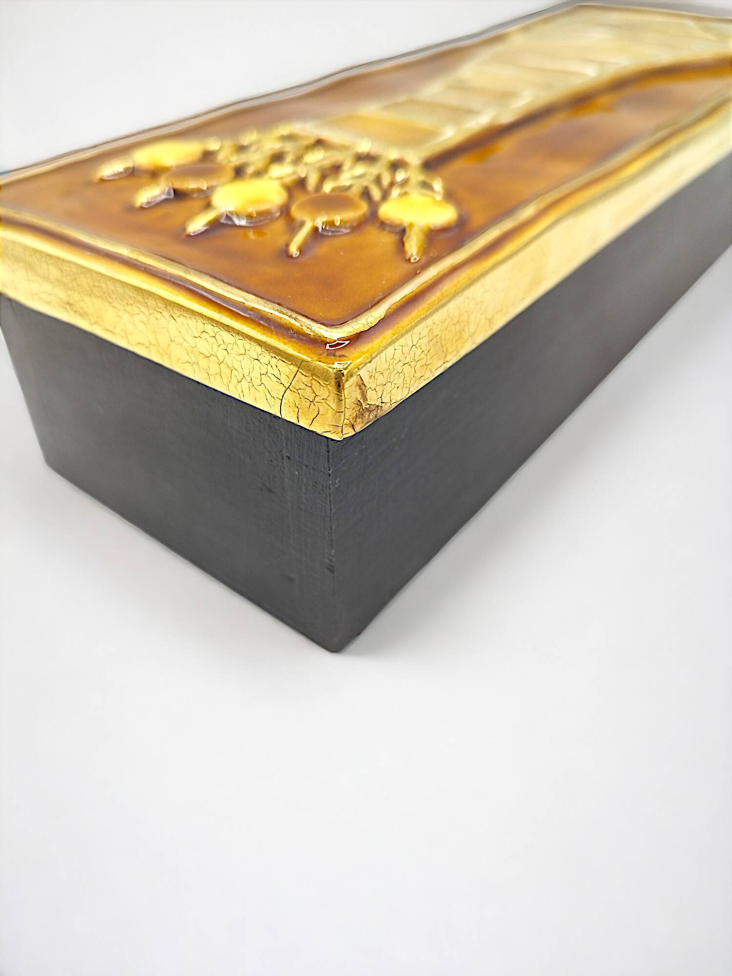 Grand coffret "Paon" en terre estampée, or craquelé et verre