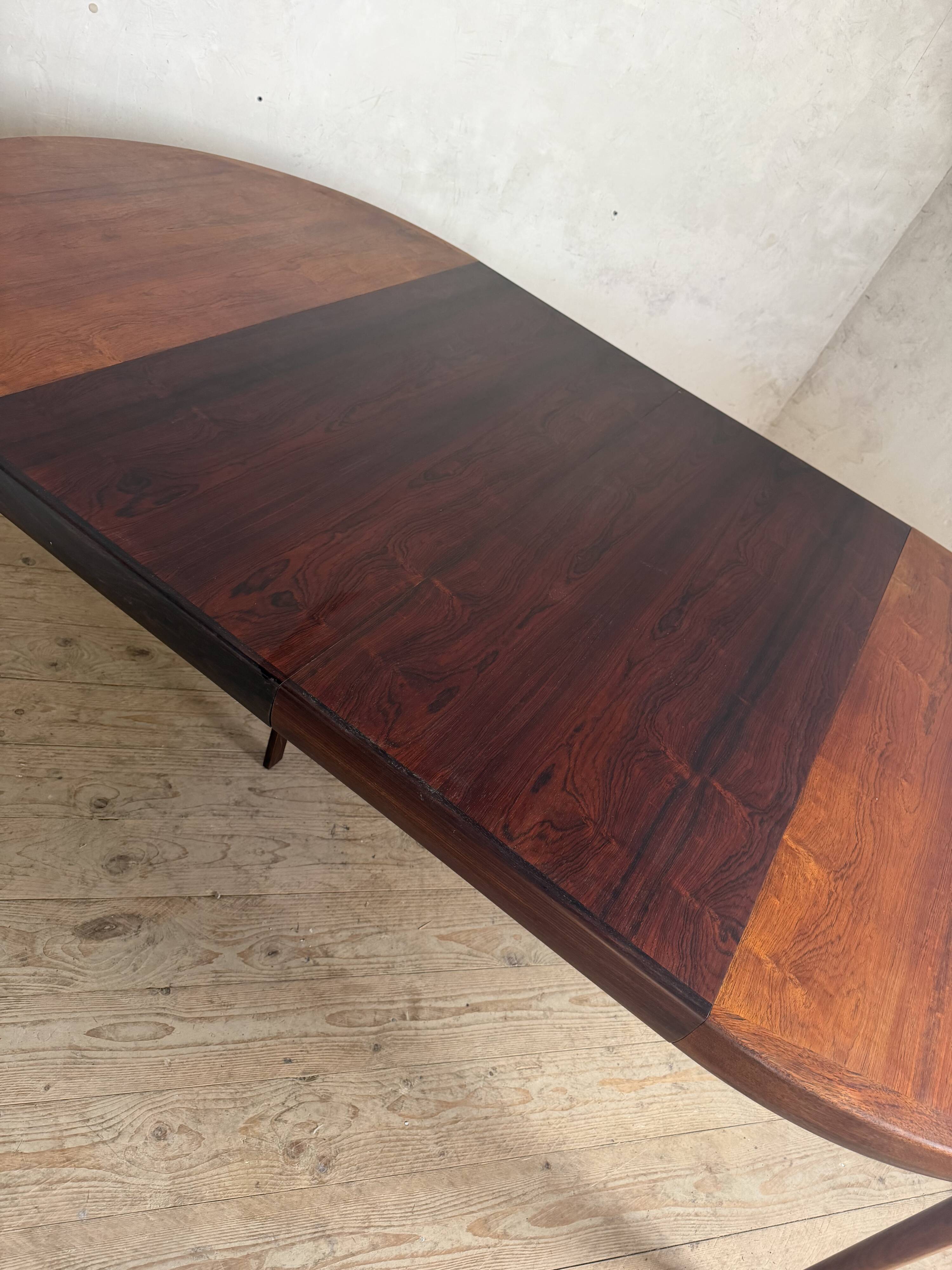 Scandinavian round table in rosewood by Ib Kofod Larsen