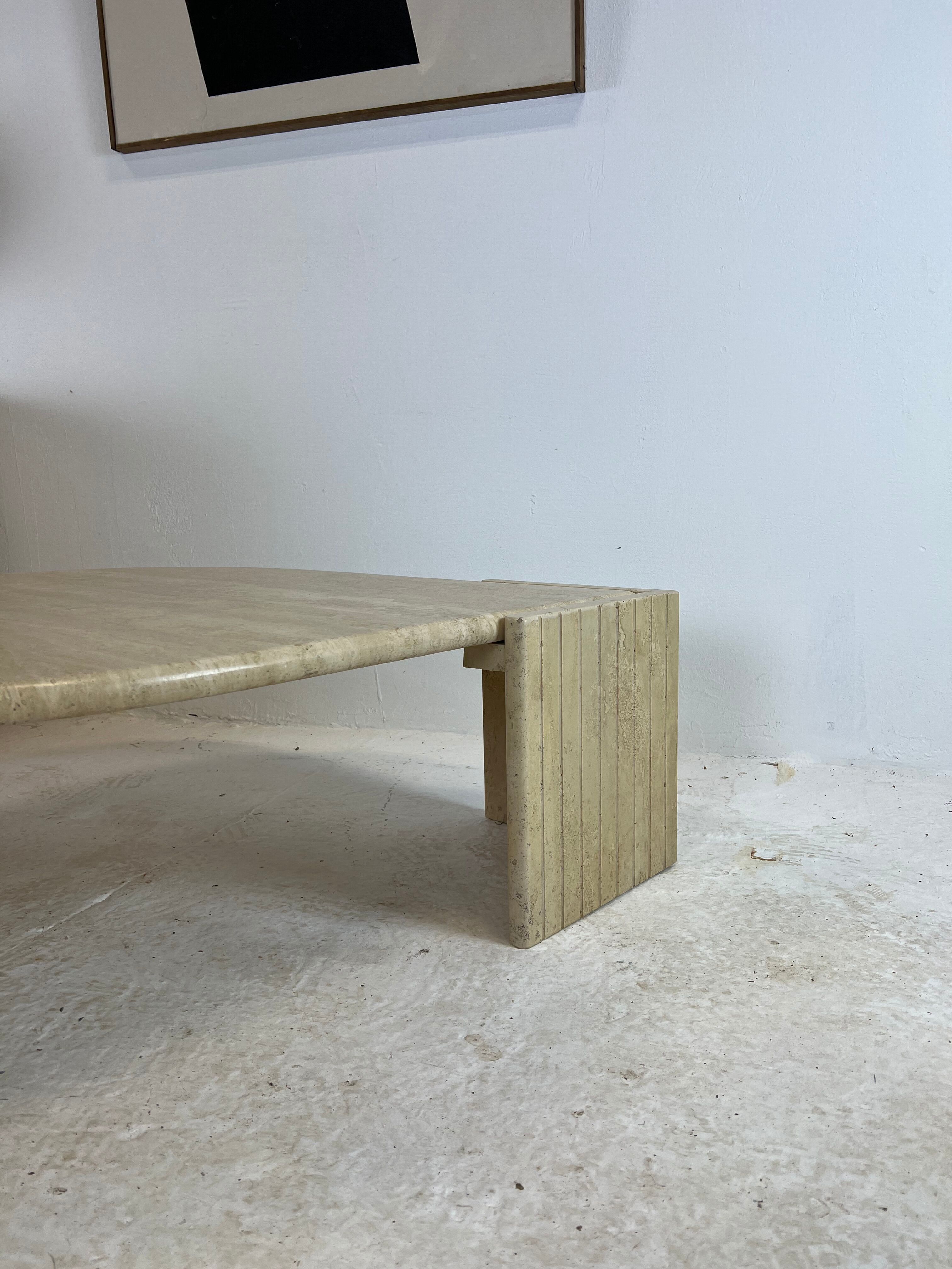 Coffee table Roche Bobois "eye" in travertine, 1970