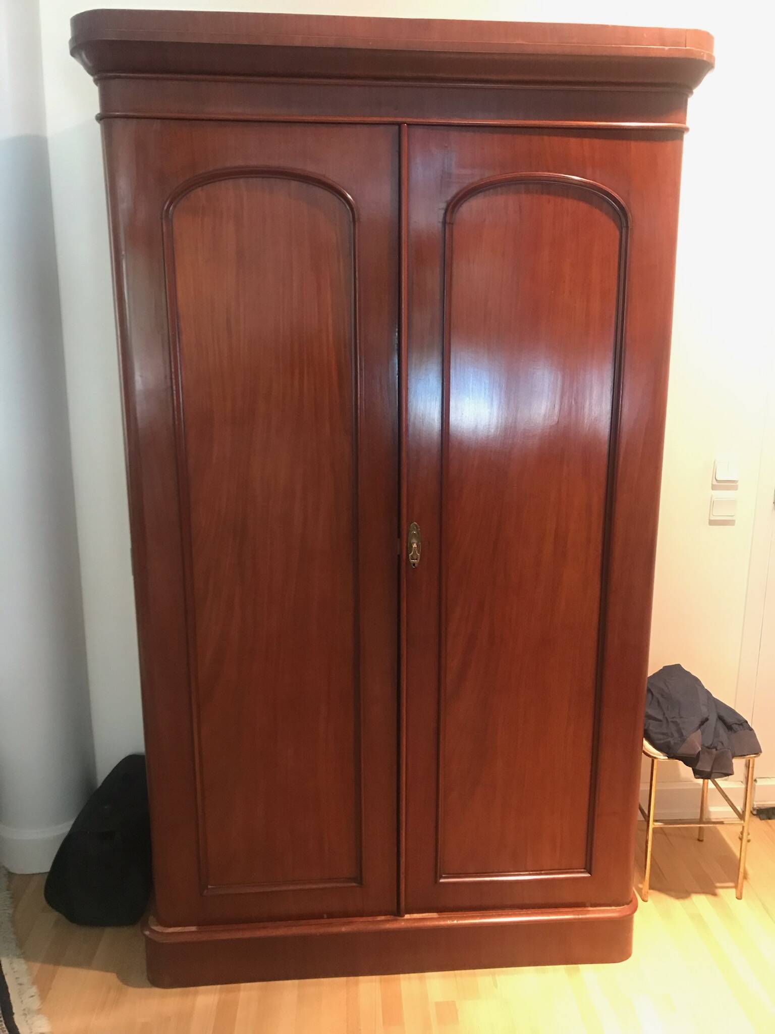 English walnut wardrobe 19°