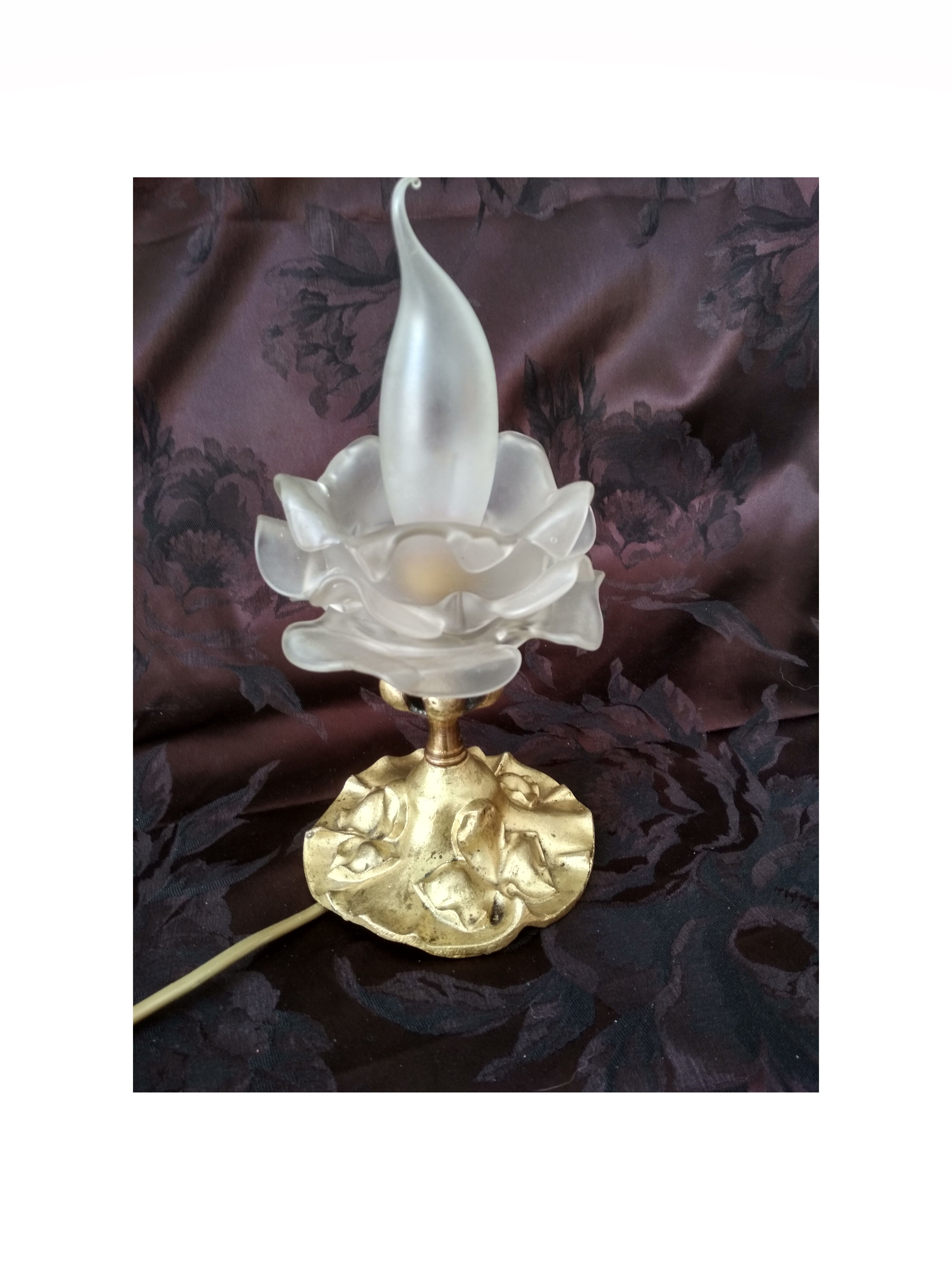Art nouveau lamp in gilded bronze with glass tulip