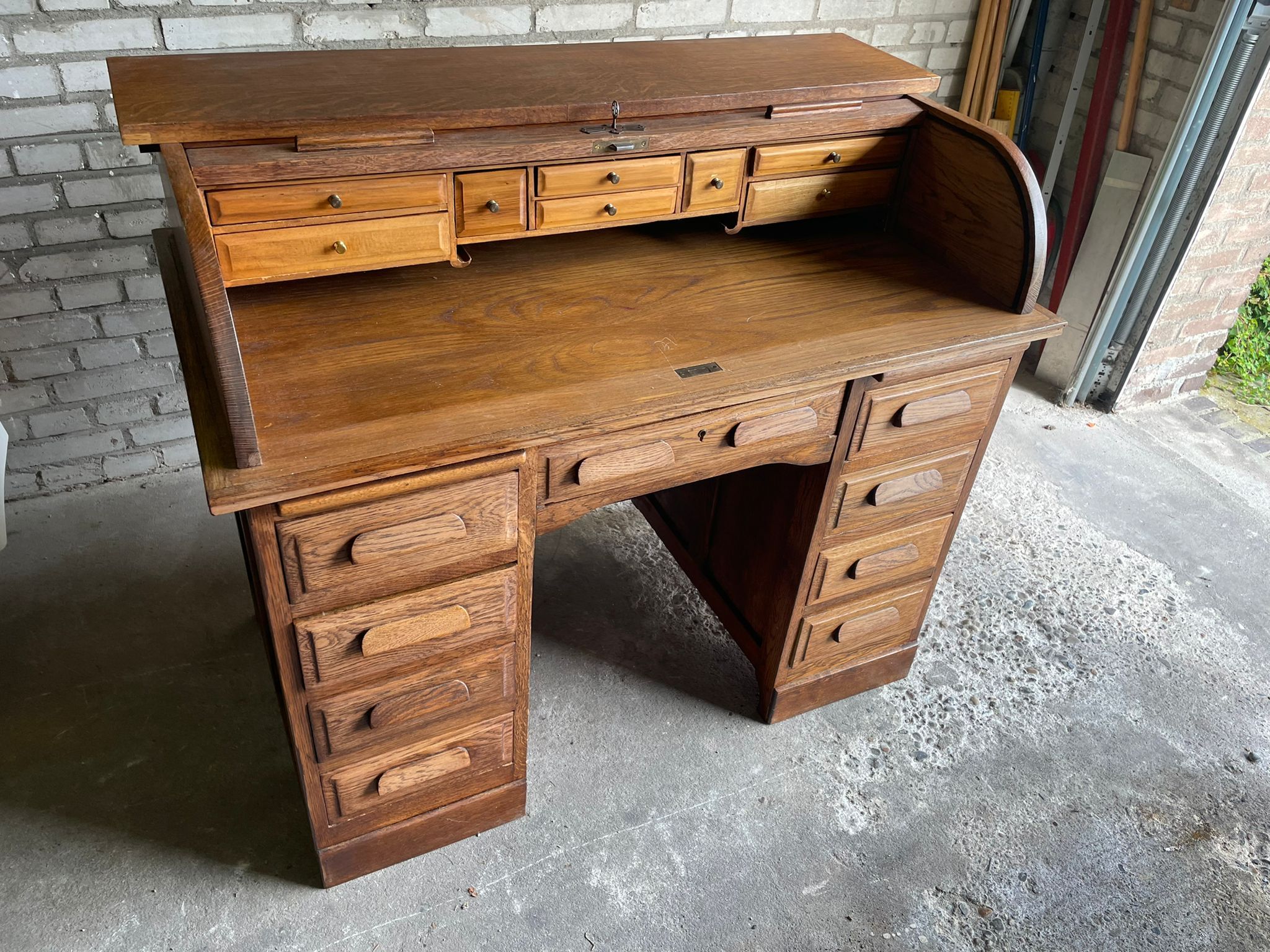 U.s. desk in oak