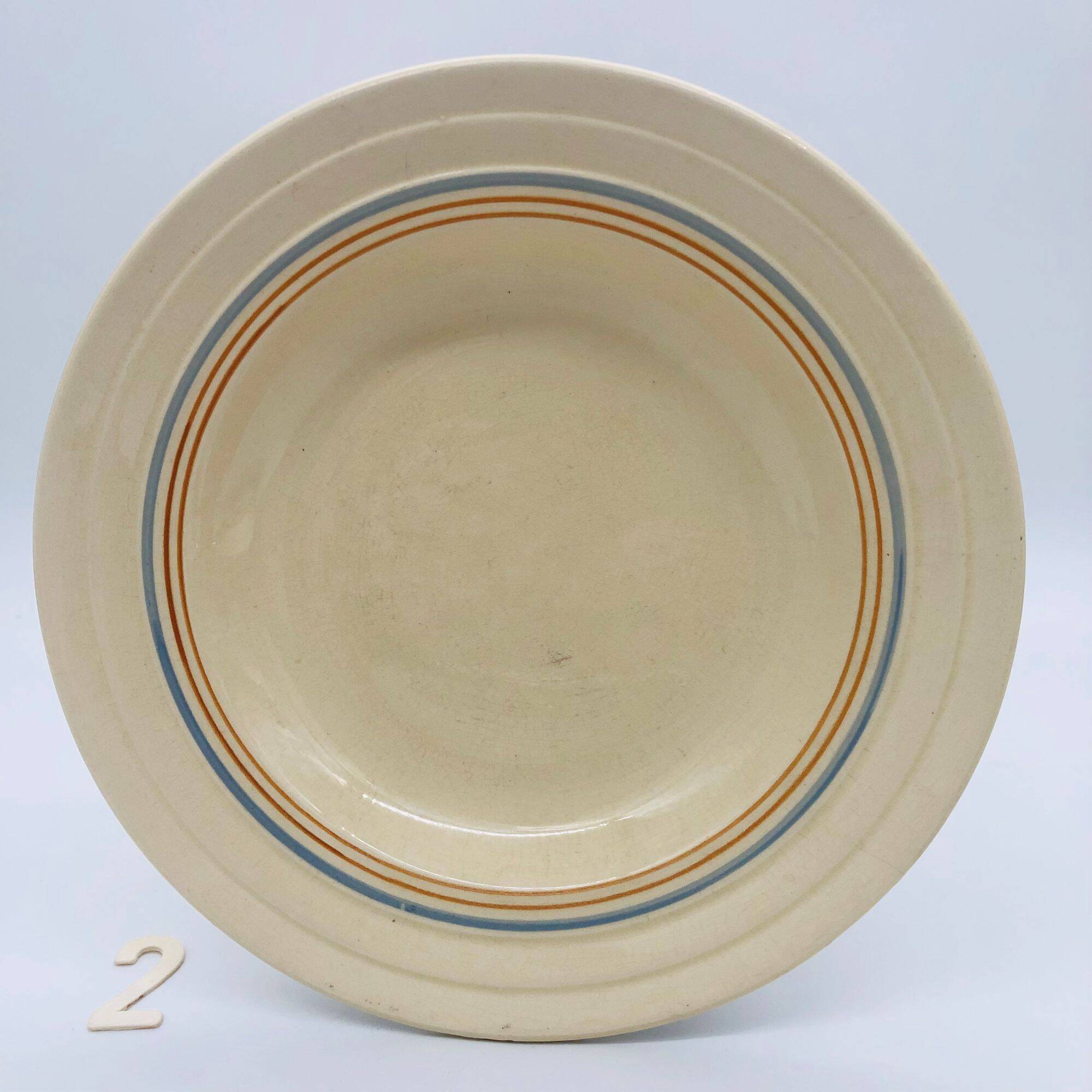 6 assiettes creuses avec de fin décor de liserés bleu et brun.