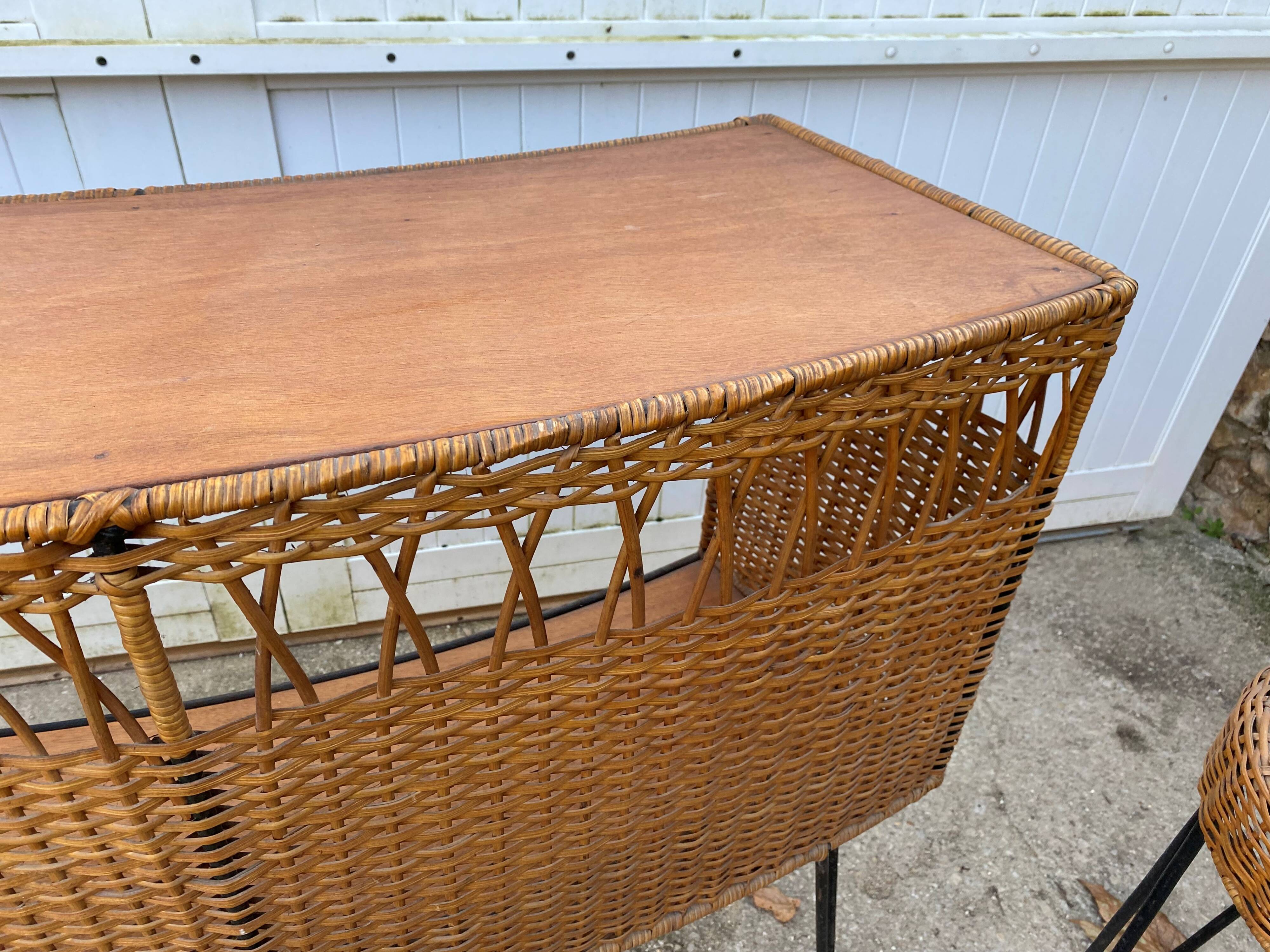 Vintage 1950s bar counter with two rattan and metal stools