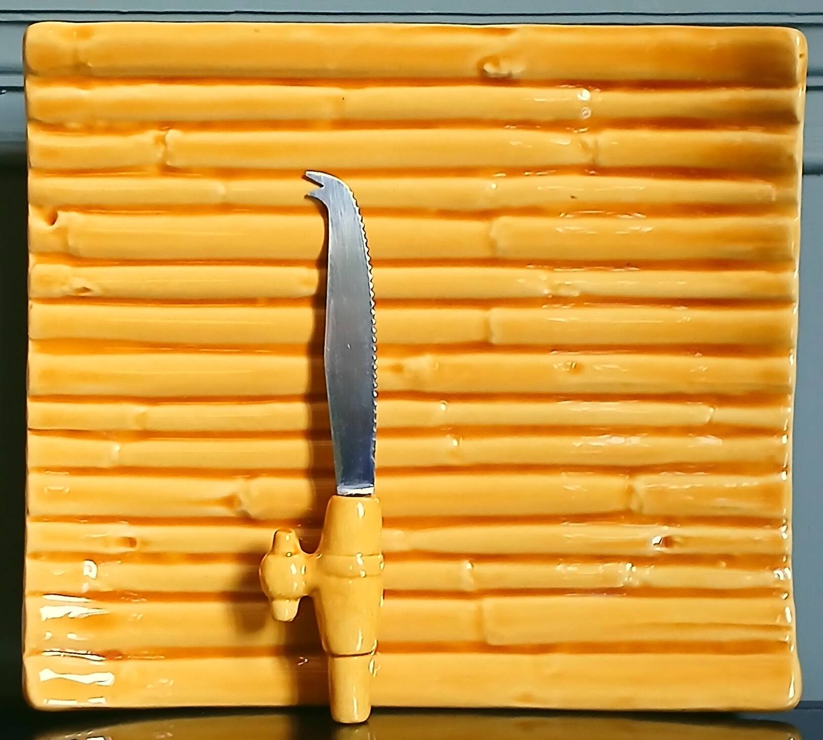 Plateau à fromage & couteau barbotine bambou. 1960