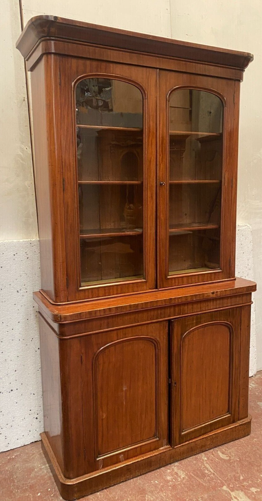 English showcase in two mahogany bodies and 19th century veneer