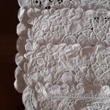 Lot de 4 napperons anciens brodés point richelieu