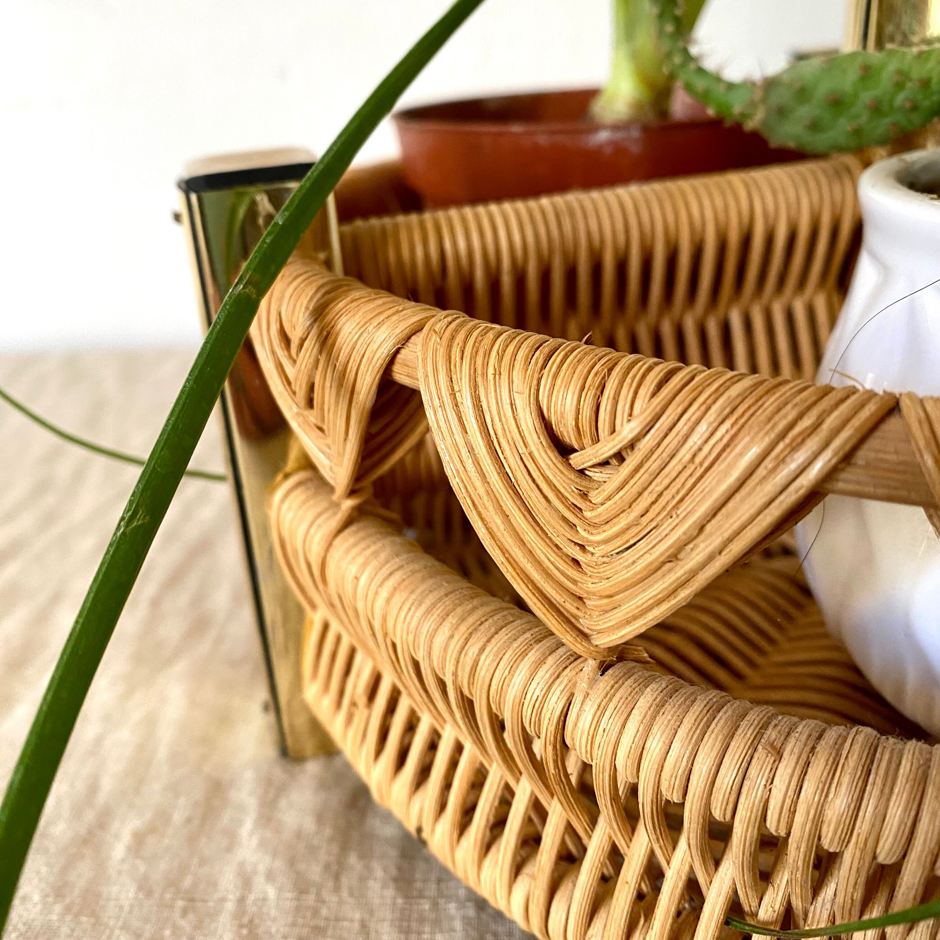 Porte bouteilles vintage , porte plantes en rotin tressé