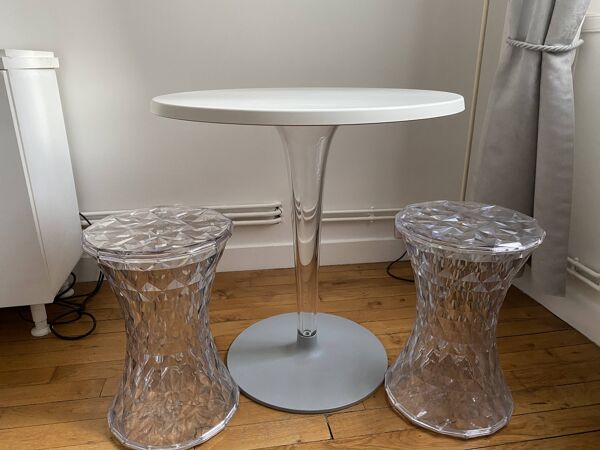 Ensemble Kartell par Philippe Starck table et 2 tabourets