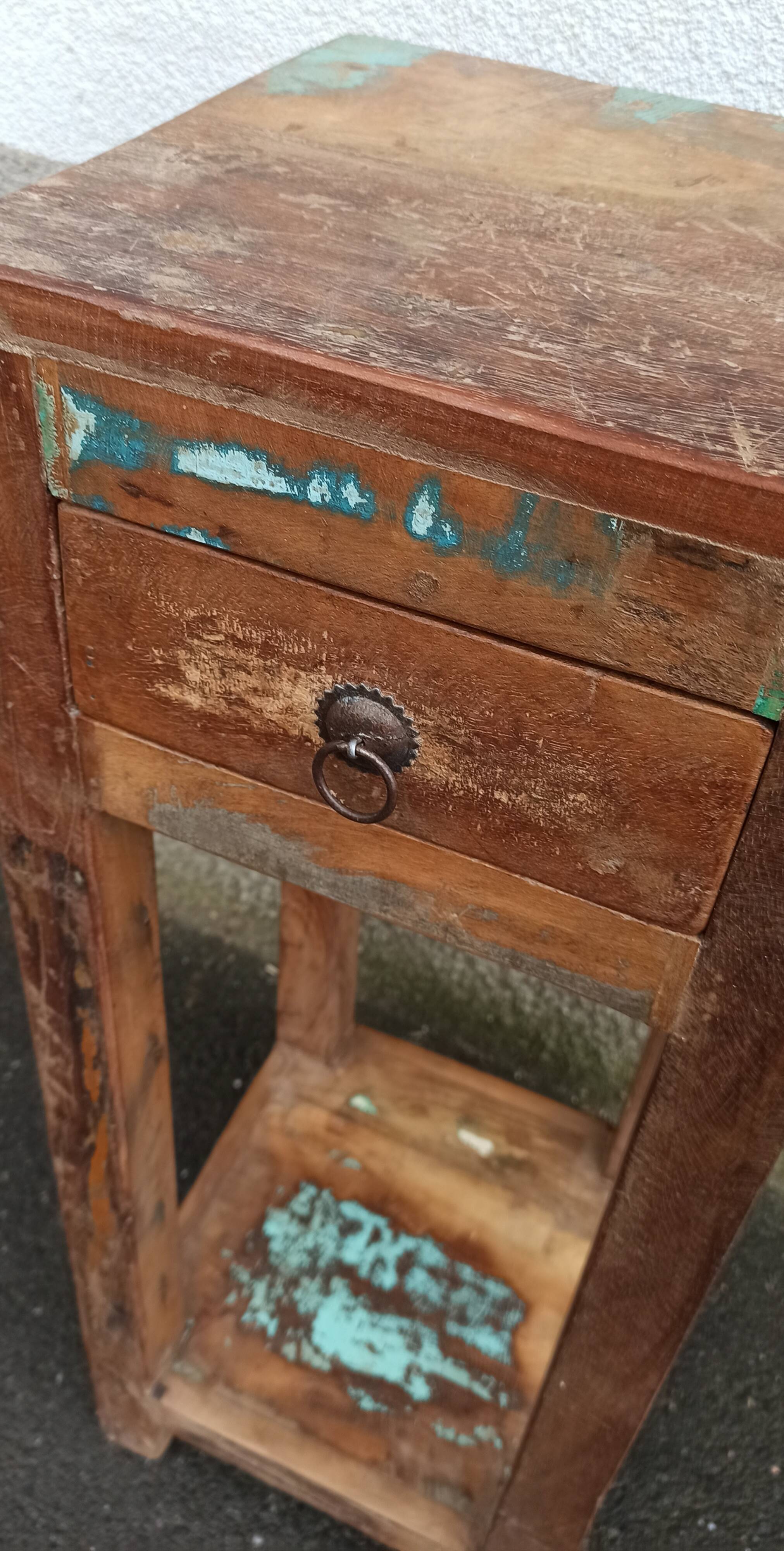 Guéridon en bois avec tiroir