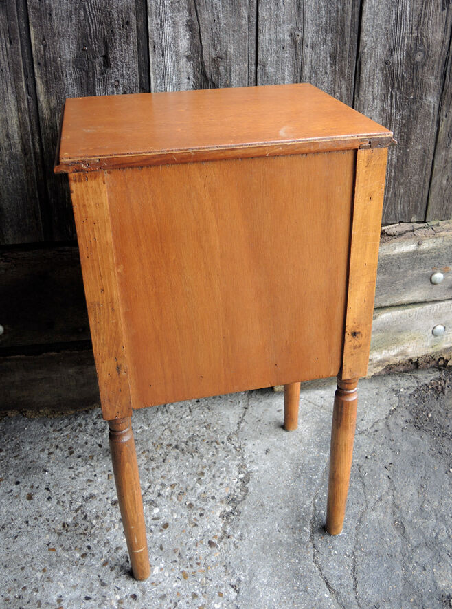 Ancienne table de chevet en bois sculpté