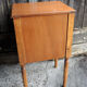 Ancienne table de chevet en bois sculpté