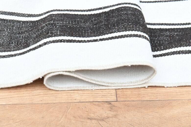 Tapis plat à rayures blanches et noires 152 x 243 cm