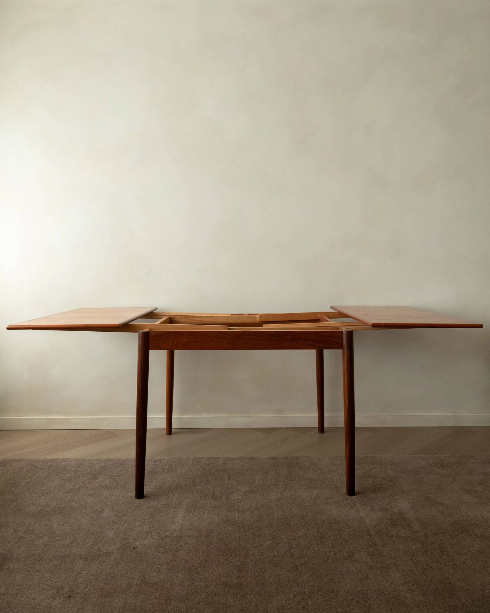 Table à manger extensible en teck moderne danois modèle 24 par Ansager Møbler années 1960.