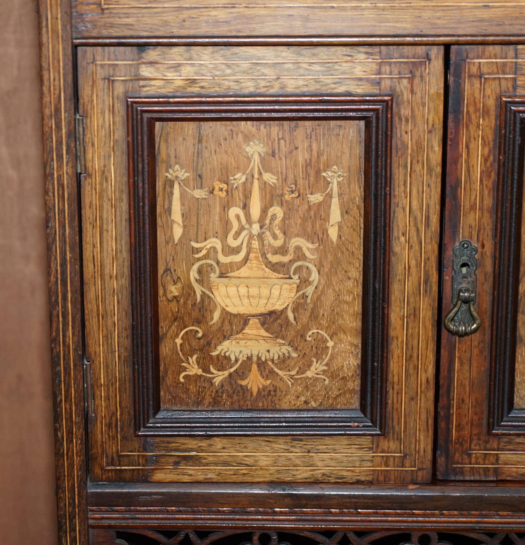 Buffet d'angle italien antique vers 1880 en bois dur avec incrustation de buis et miroir