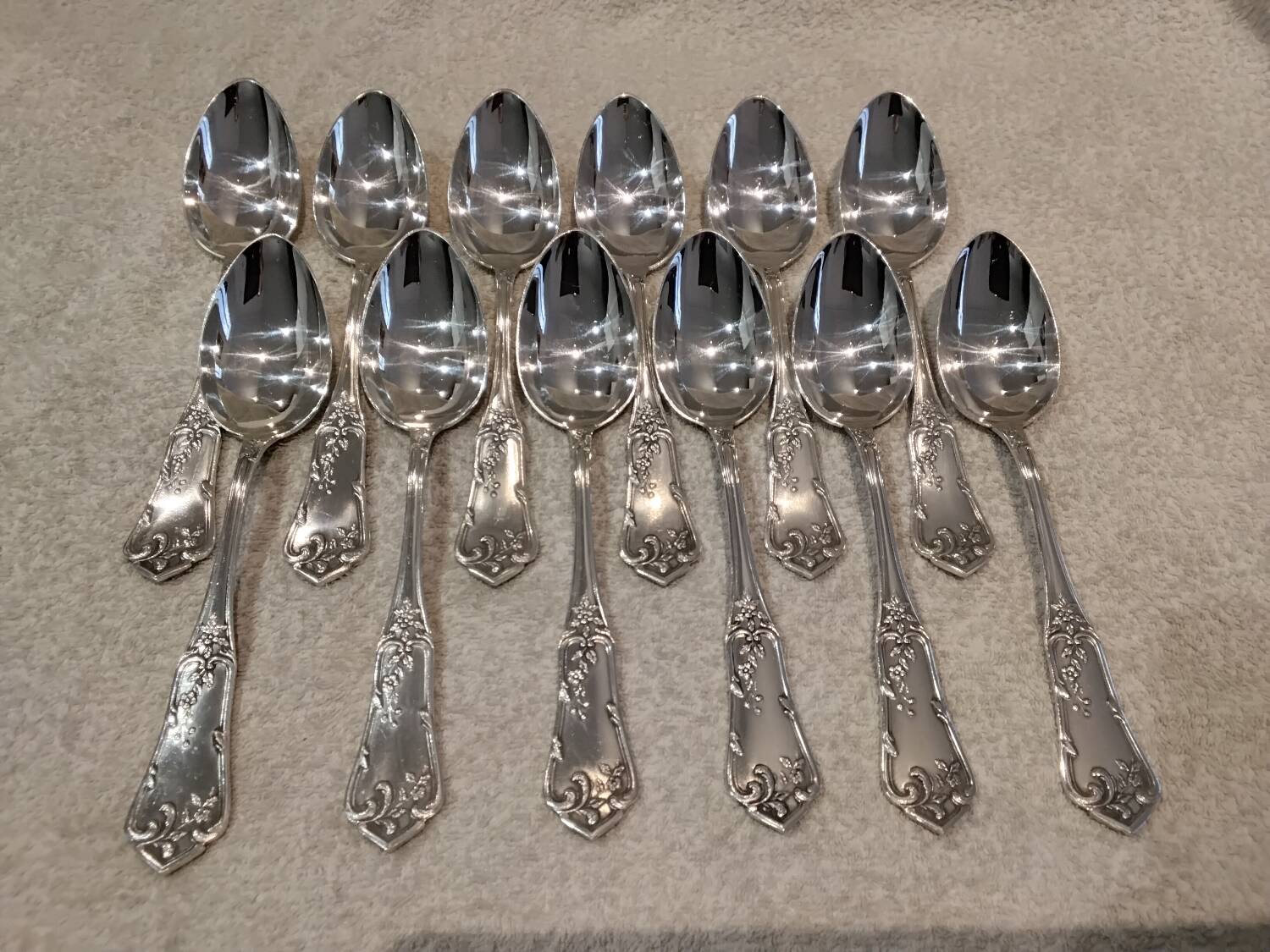 12 silver-plated metal soup spoons by the silversmith Boulenger LXV, half-rich.