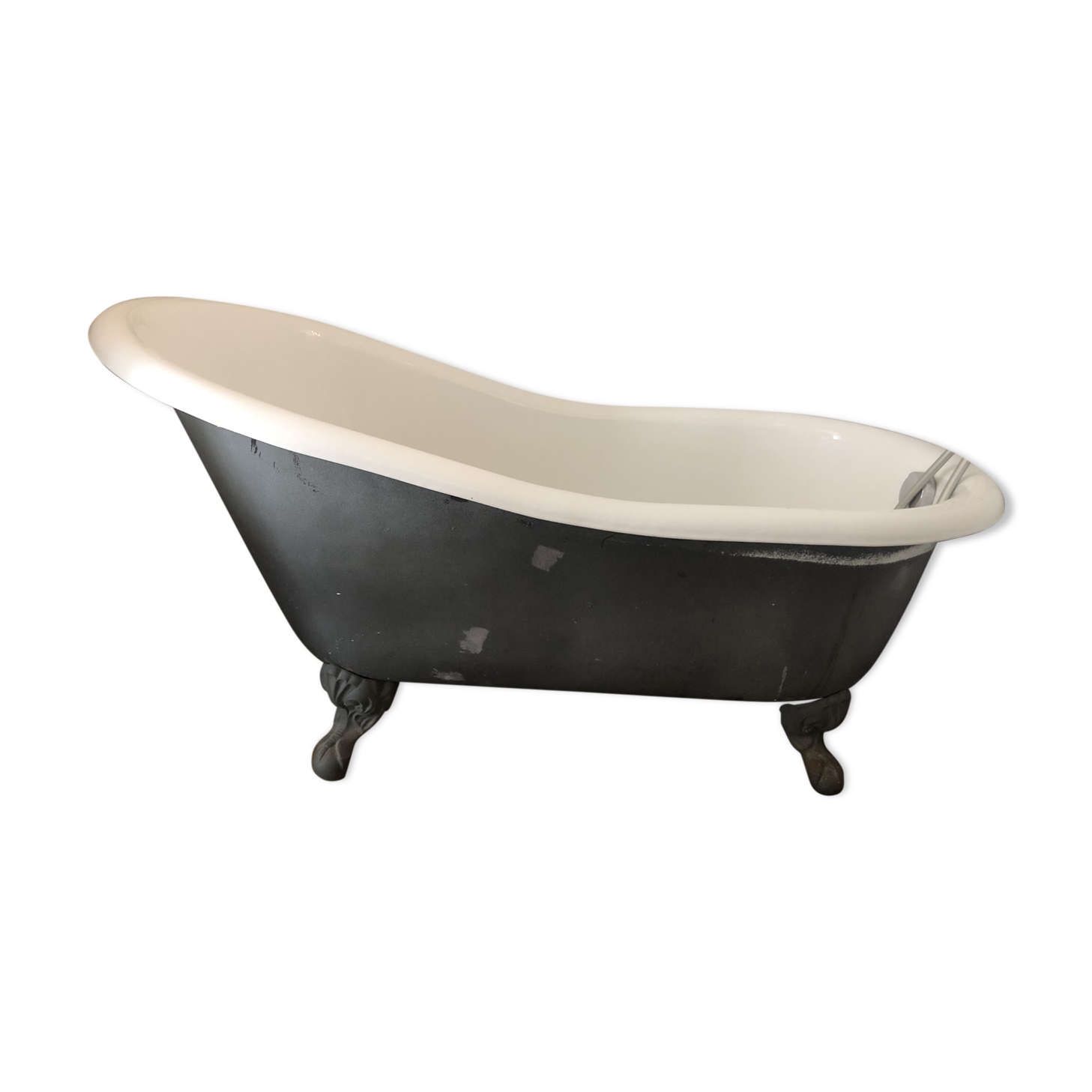 Cast iron bath with lion legs