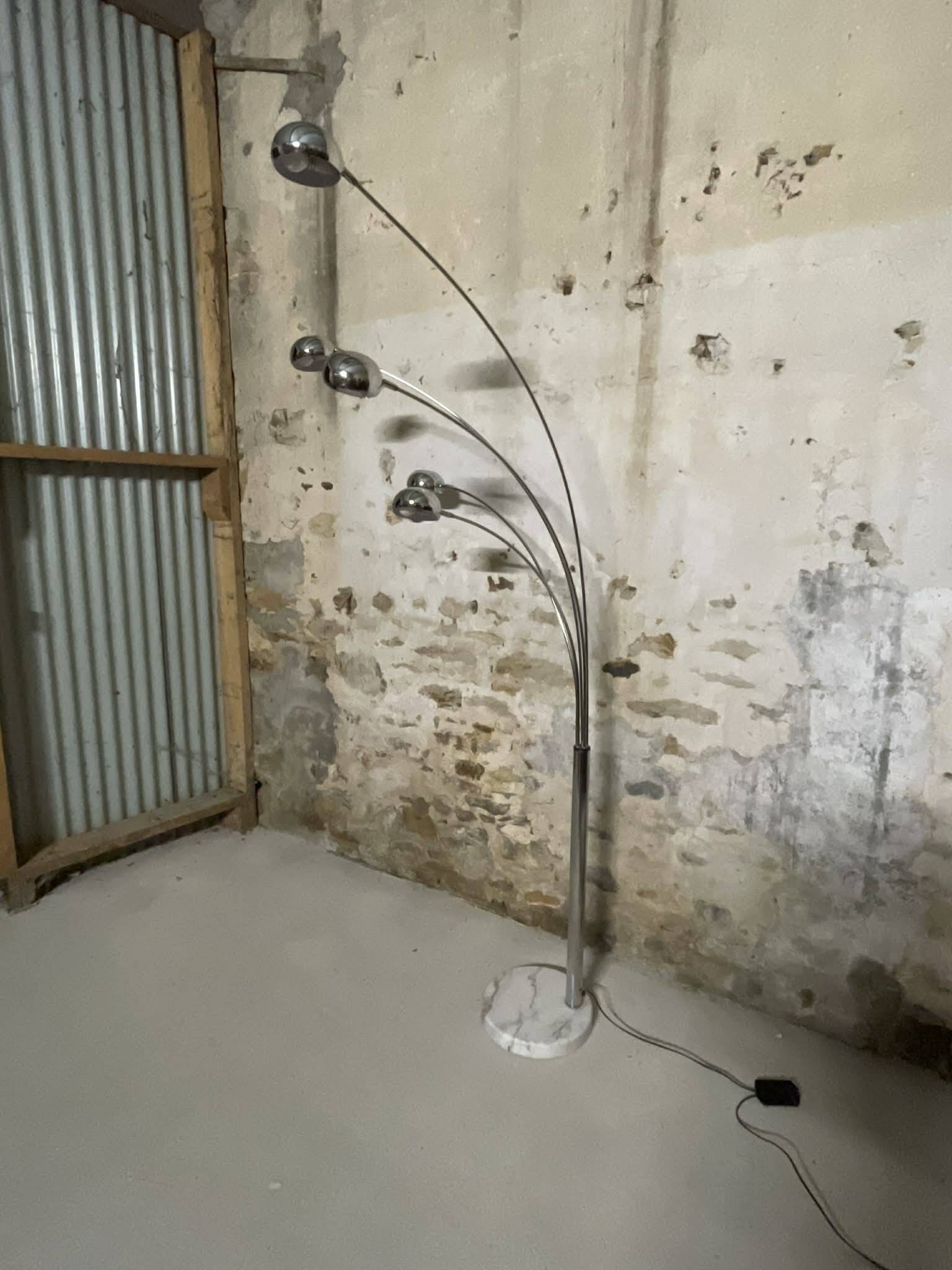 Vintage 5-branch floor lamp in chrome and marble – 1970s arc style