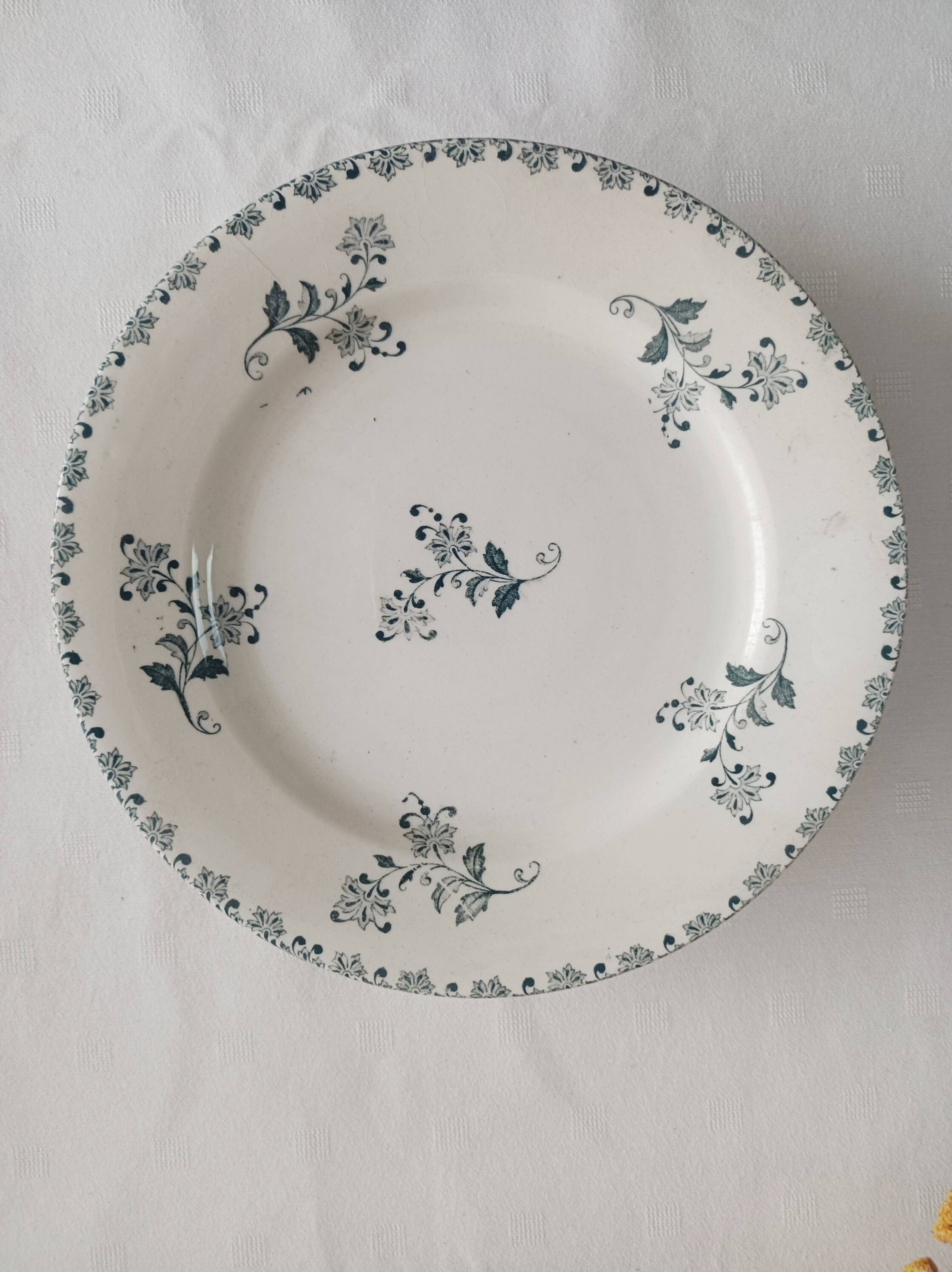 Assiette montée terre de fer Salins, Chantilly