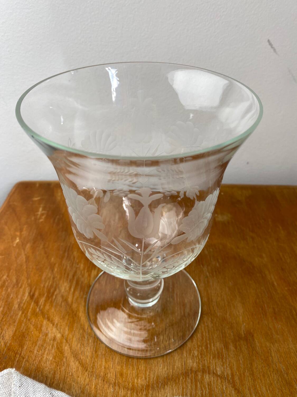 Chalice-shaped glass cup