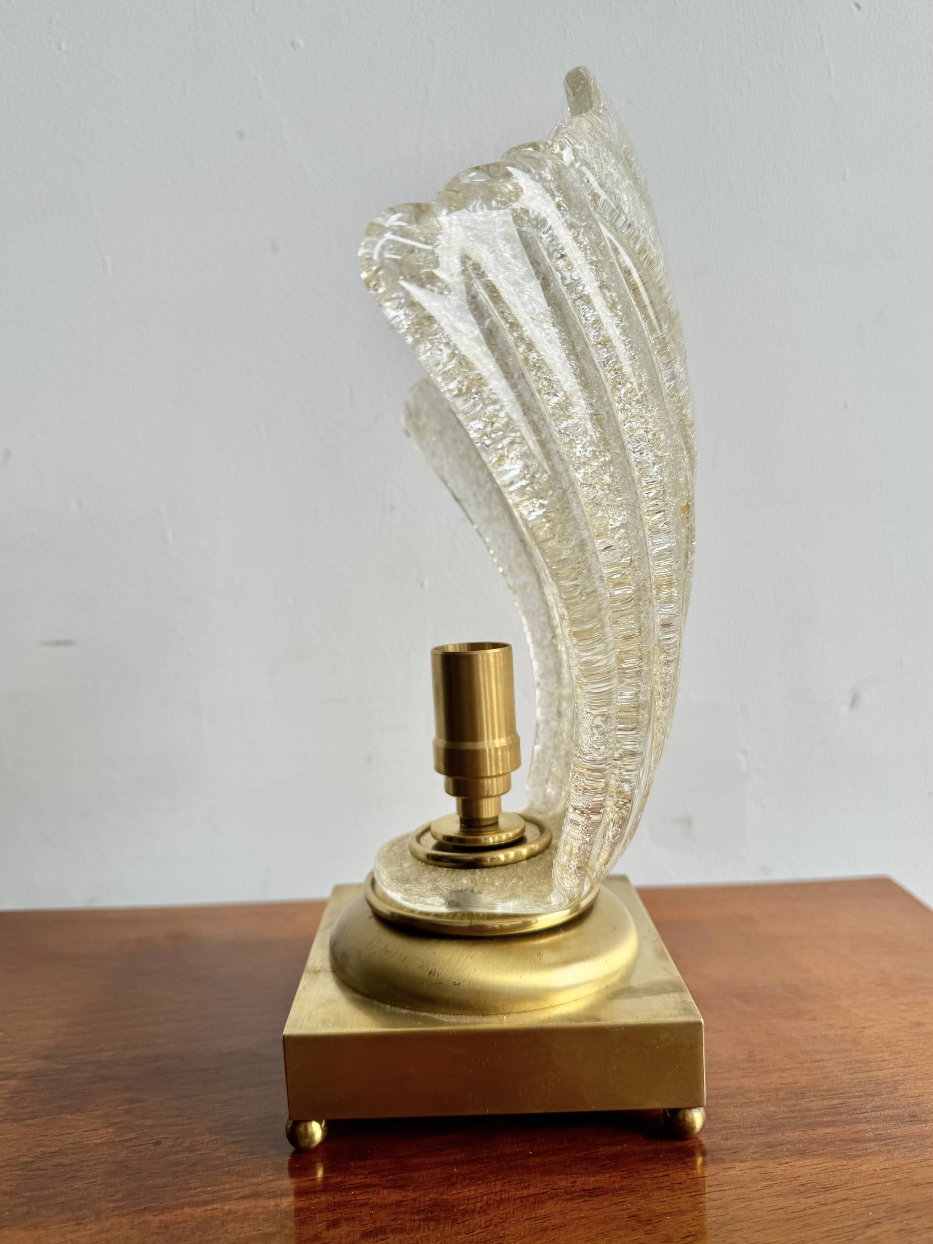 Lampe de table vintage en laiton et verre en forme de feuille