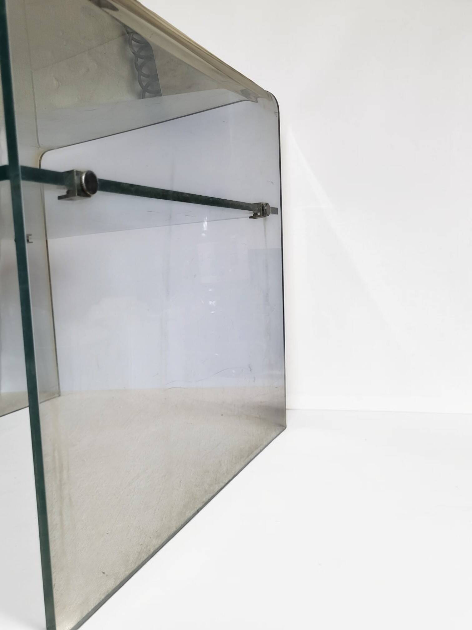 Table de chevet / bout de canapé en plexiglas (lucite) 1970's
