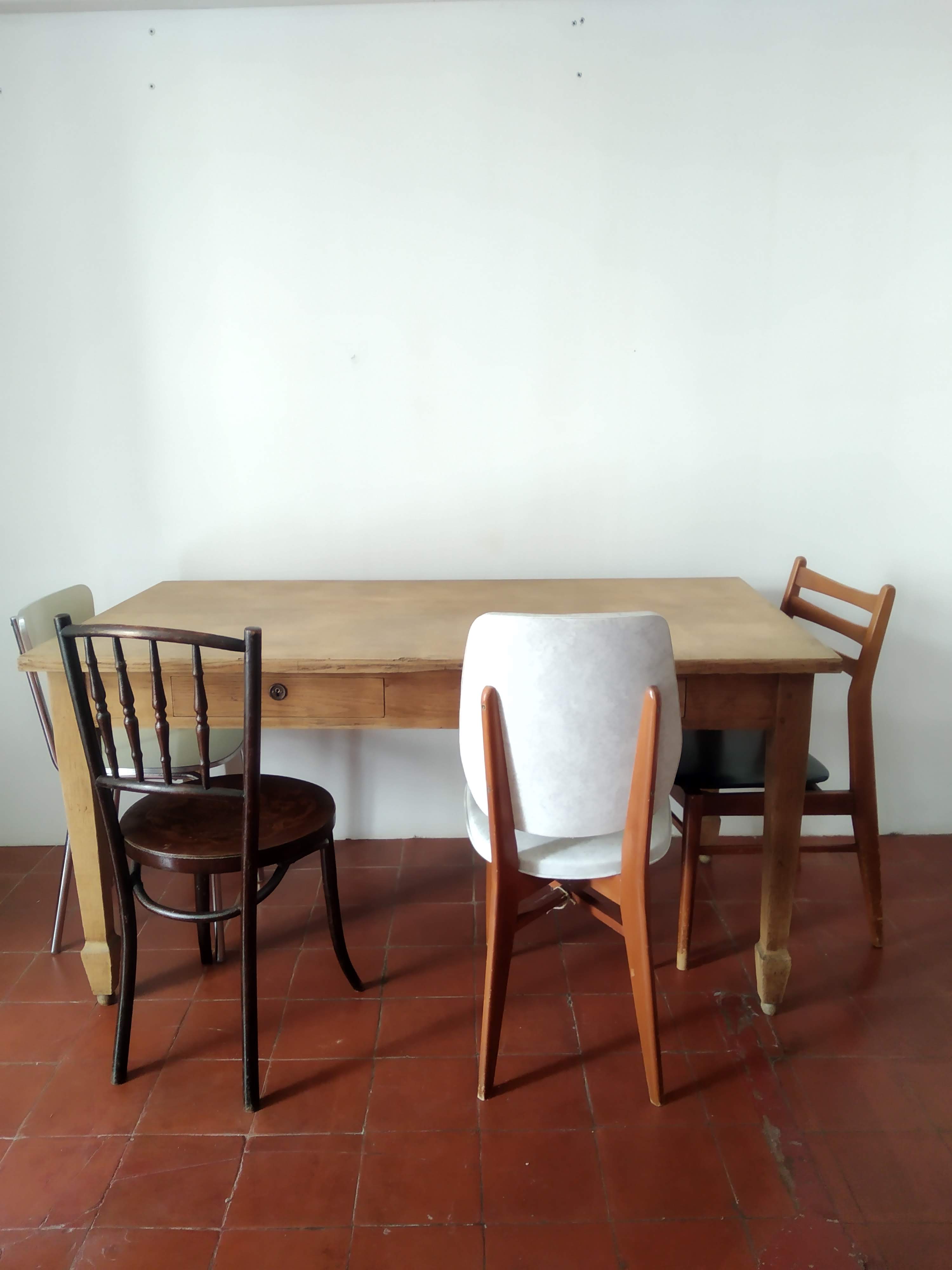 Antique oak table with 2 drawers